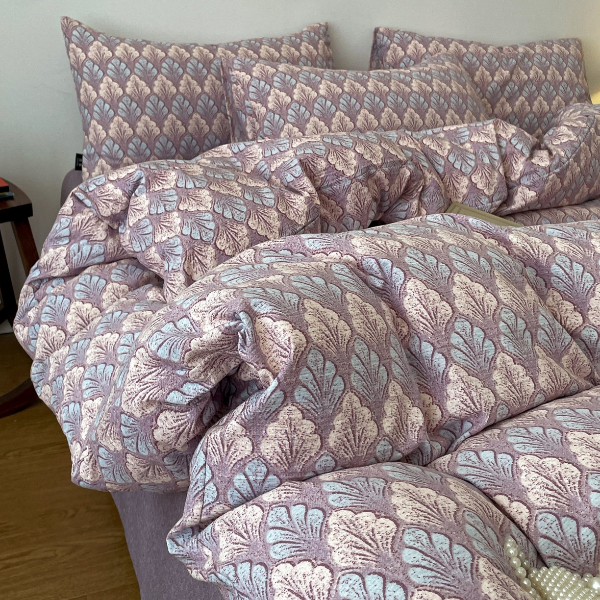 91家纺网 家纺一手货源 找家纺 梦纤绒 2025秋冬新款A类高克重亚麻复古诧季风原麻系列四件套 落叶知秋紫