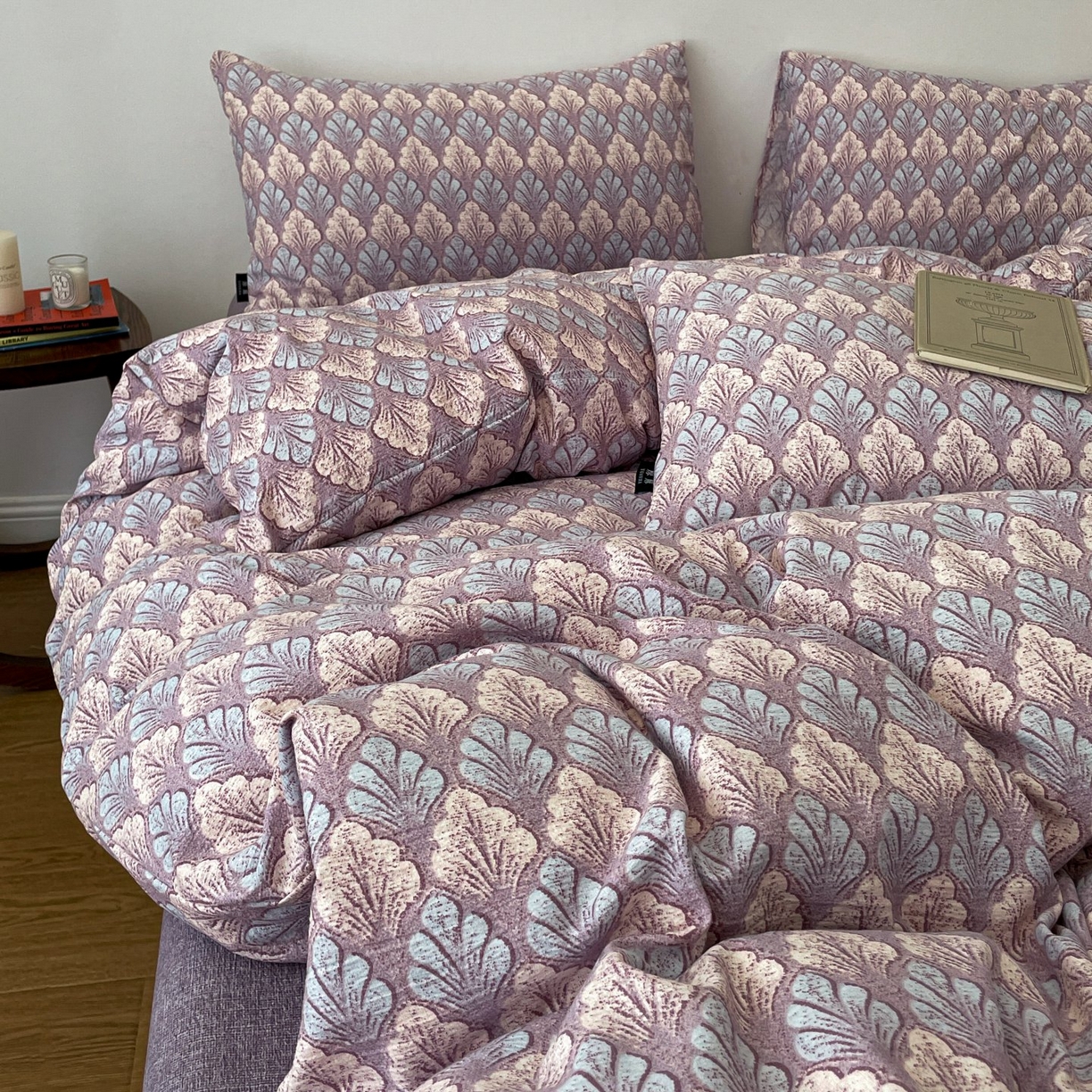 91家纺网 家纺一手货源 找家纺 梦纤绒 2025秋冬新款A类高克重亚麻复古诧季风原麻系列四件套 落叶知秋紫