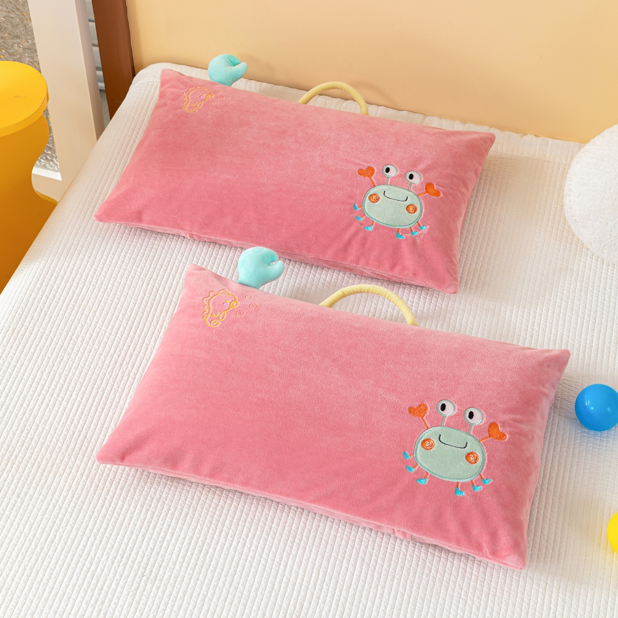 91家纺网 家纺一手货源 找家纺 织布人 2025新款荞麦枕婴肤绒卡通儿童荞麦枕学生枕开学季宿舍枕头枕芯 婴肤绒手提荞麦枕-蟹有钱 30x50cm/只