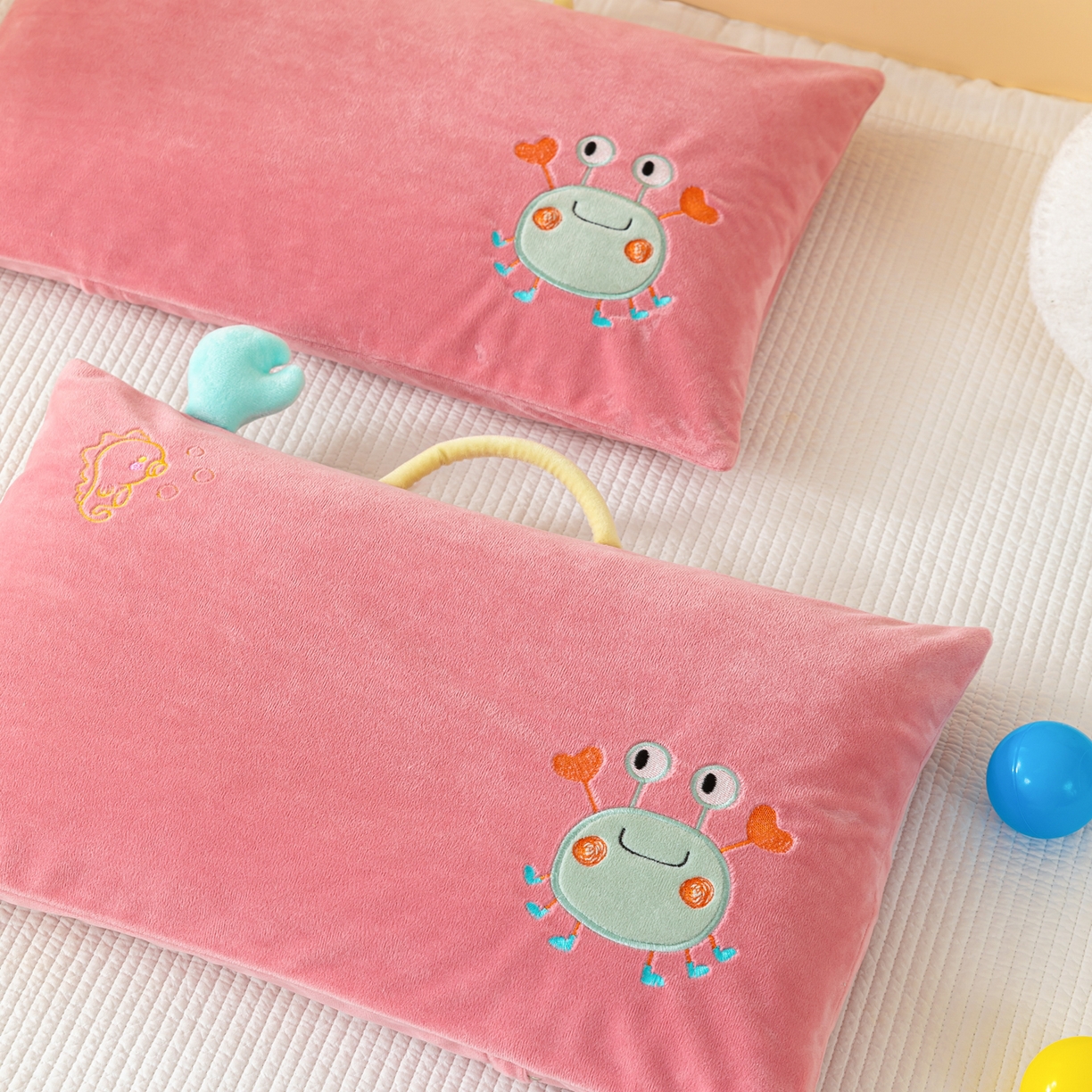 91家纺网 家纺一手货源 找家纺 织布人 2025新款荞麦枕婴肤绒卡通儿童荞麦枕学生枕开学季宿舍枕头枕芯 婴肤绒手提荞麦枕-蟹有钱 30x50cm/只