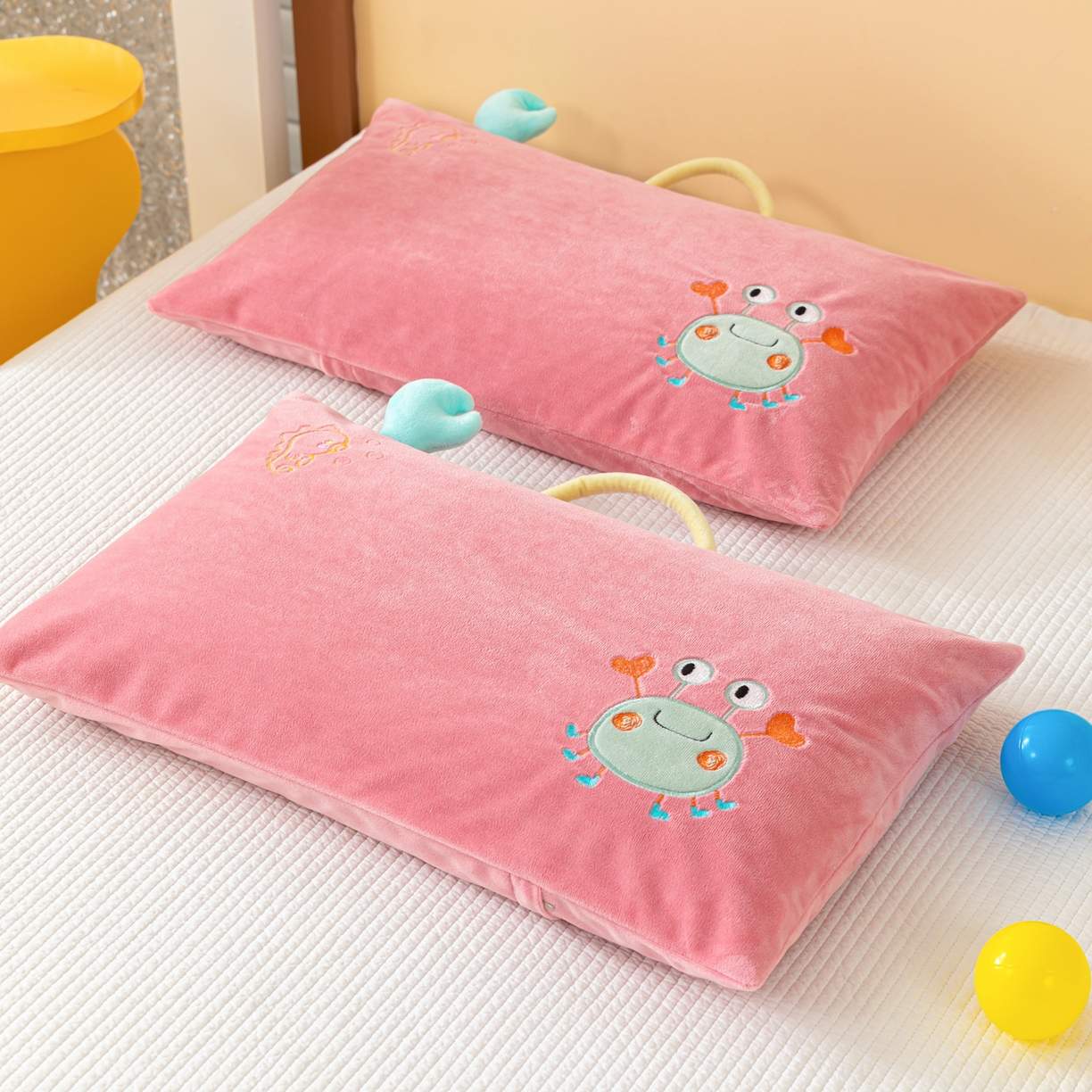 91家纺网 家纺一手货源 找家纺 织布人 2025新款荞麦枕婴肤绒卡通儿童荞麦枕学生枕开学季宿舍枕头枕芯 婴肤绒手提荞麦枕-蟹有钱 30x50cm/只