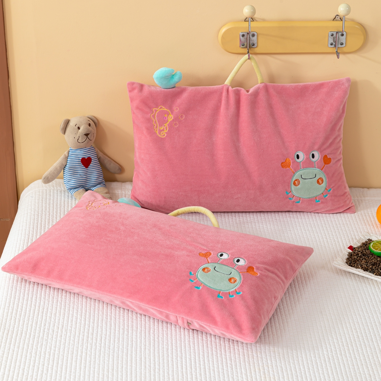 91家纺网 家纺一手货源 找家纺 织布人 2025新款荞麦枕婴肤绒卡通儿童荞麦枕学生枕开学季宿舍枕头枕芯 婴肤绒手提荞麦枕-蟹有钱 30x50cm/只