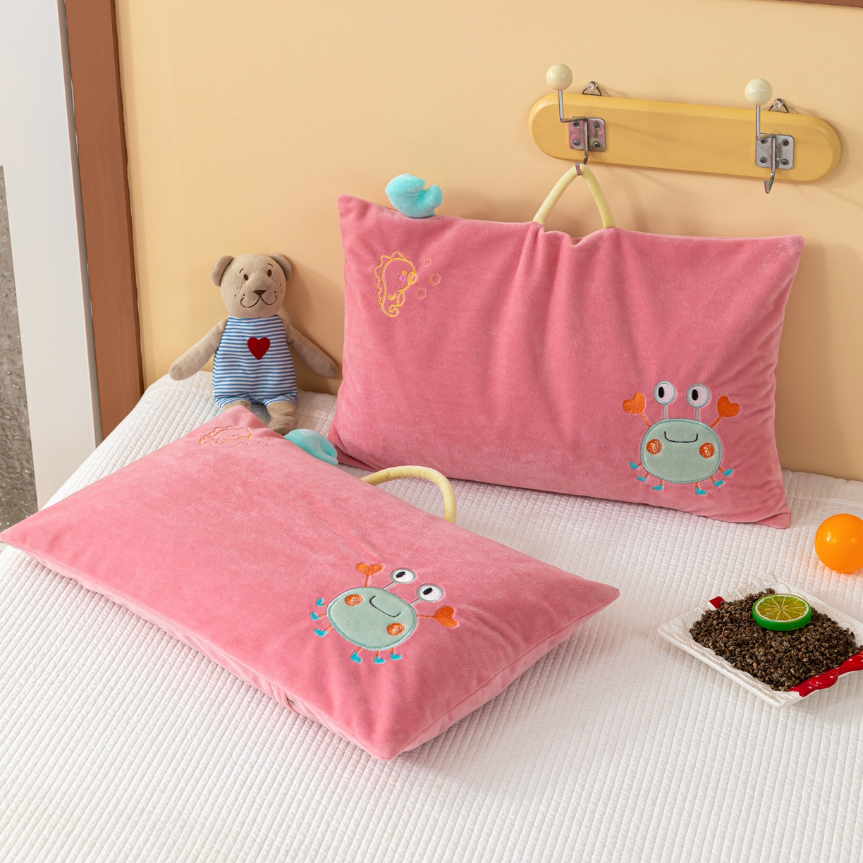 91家纺网 家纺一手货源 找家纺 织布人 2025新款荞麦枕婴肤绒卡通儿童荞麦枕学生枕开学季宿舍枕头枕芯 婴肤绒手提荞麦枕-蟹有钱 30x50cm/只