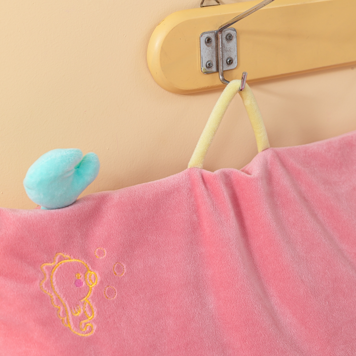 91家纺网 家纺一手货源 找家纺 织布人 2025新款荞麦枕婴肤绒卡通儿童荞麦枕学生枕开学季宿舍枕头枕芯 婴肤绒手提荞麦枕-蟹有钱 30x50cm/只