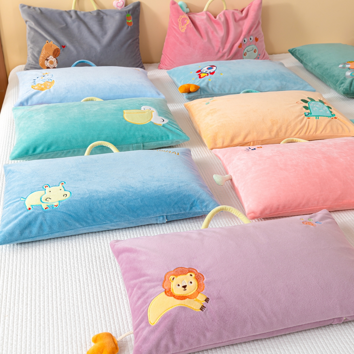 91家纺网 家纺一手货源 找家纺 织布人 2025新款荞麦枕婴肤绒卡通儿童荞麦枕学生枕开学季宿舍枕头枕芯 组合图仅供展示不可下单 30x50cm/只