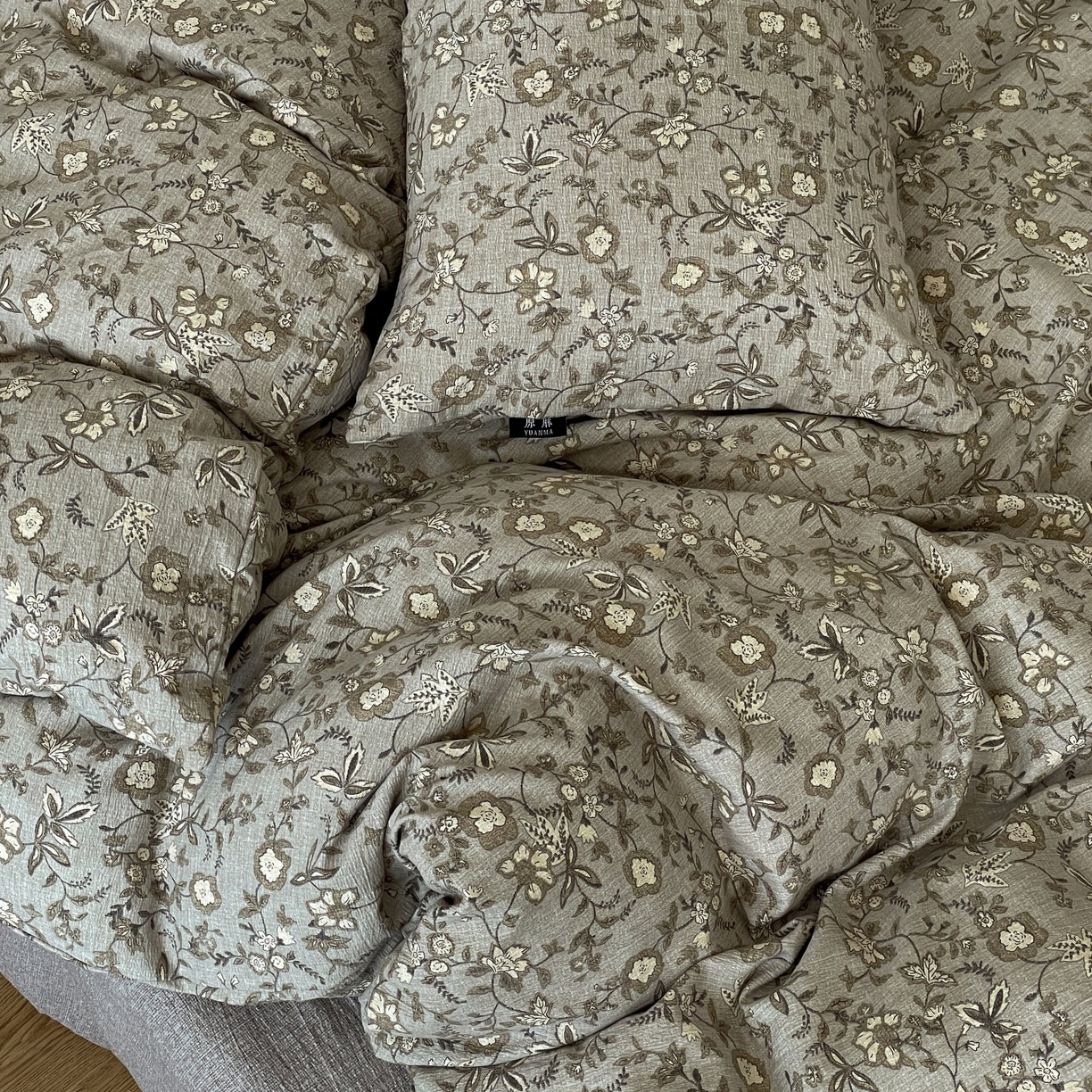 91家纺网 家纺一手货源 找家纺 梦纤绒 2025秋冬新款A类高克重亚麻复古诧季风原麻系列四件套 梅花颂