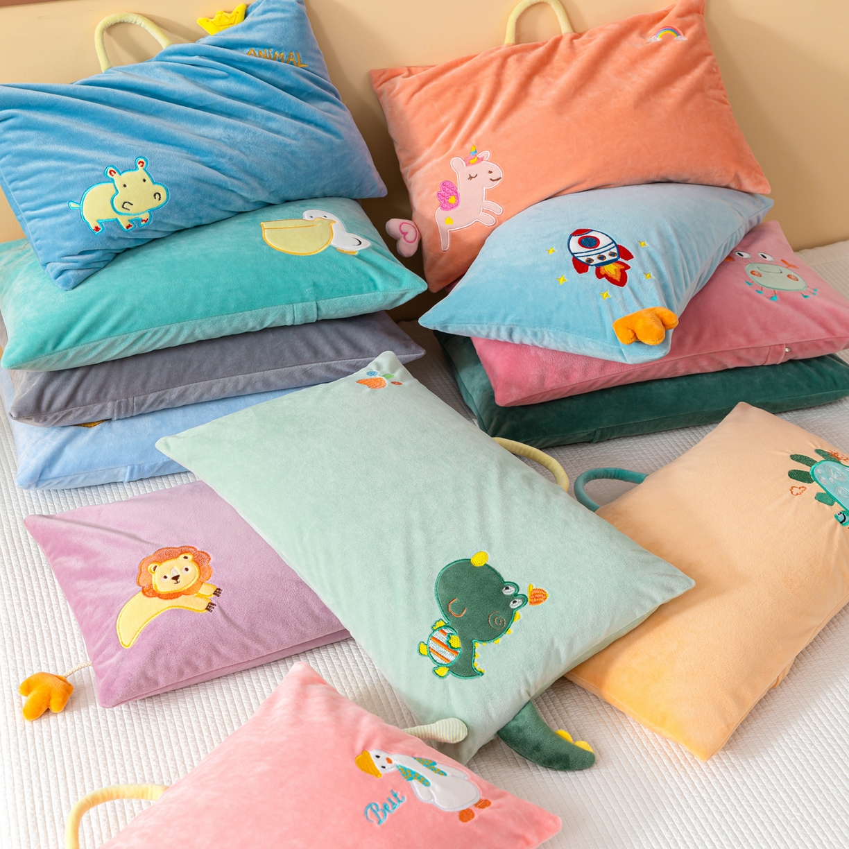 91家纺网 家纺一手货源 找家纺 （总）织布人 2025新款枕芯婴肤绒手提袋卡通儿童枕学生枕开学季宿舍枕头枕芯