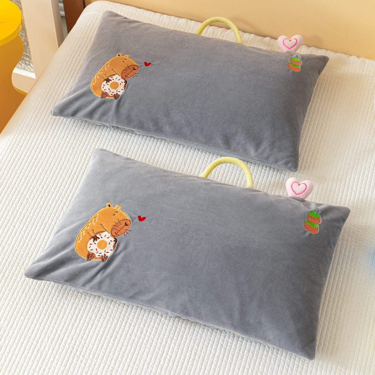 91家纺网 家纺一手货源 找家纺 （总）织布人 2025新款枕芯婴肤绒手提袋卡通儿童枕学生枕开学季宿舍枕头枕芯