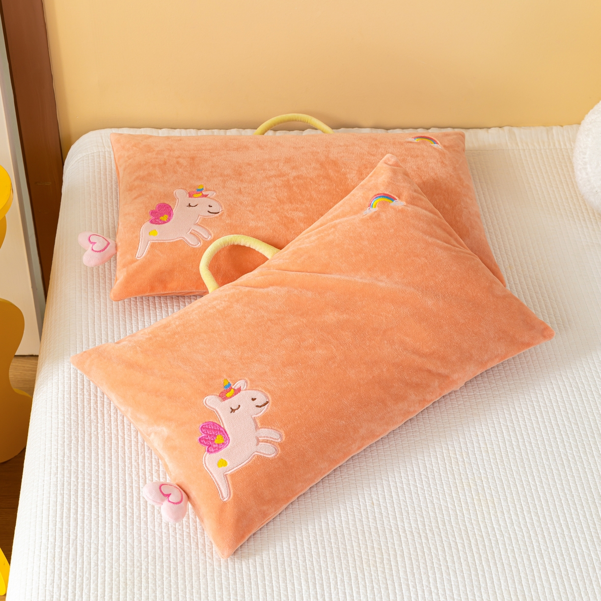 91家纺网 家纺一手货源 找家纺 织布人 2025新款枕芯婴肤绒手提袋卡通儿童枕学生枕开学季宿舍枕头枕芯 婴肤绒手提卡通枕-彩虹马 30x50cm/只