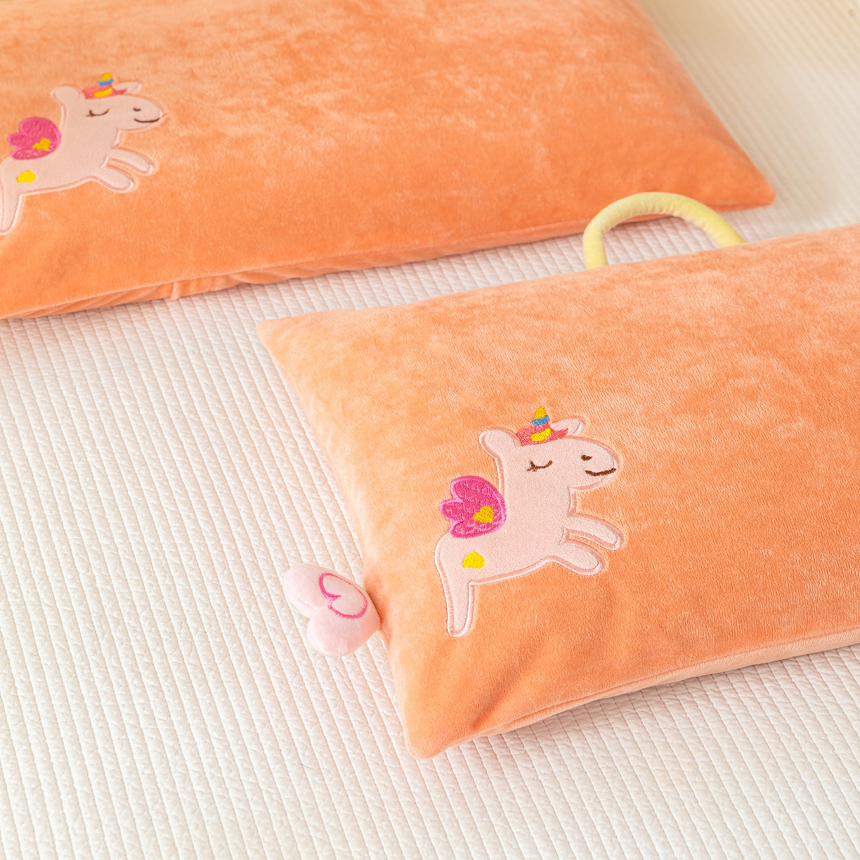 91家纺网 家纺一手货源 找家纺 织布人 2025新款枕芯婴肤绒手提袋卡通儿童枕学生枕开学季宿舍枕头枕芯 婴肤绒手提卡通枕-彩虹马 30x50cm/只