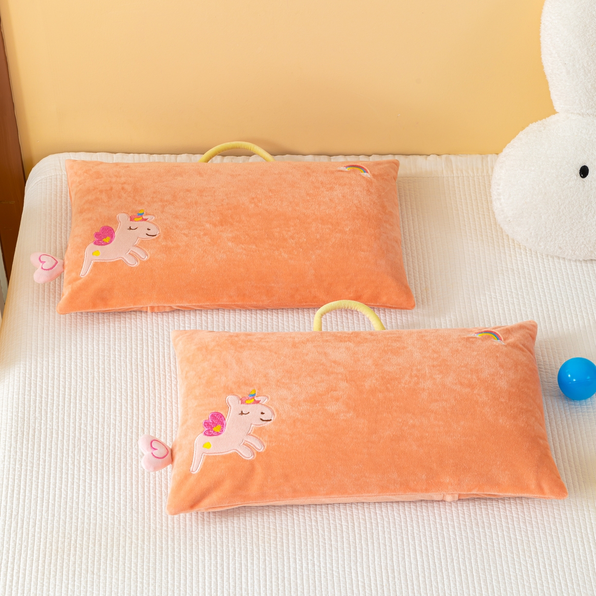 91家纺网 家纺一手货源 找家纺 织布人 2025新款枕芯婴肤绒手提袋卡通儿童枕学生枕开学季宿舍枕头枕芯 婴肤绒手提卡通枕-彩虹马 30x50cm/只