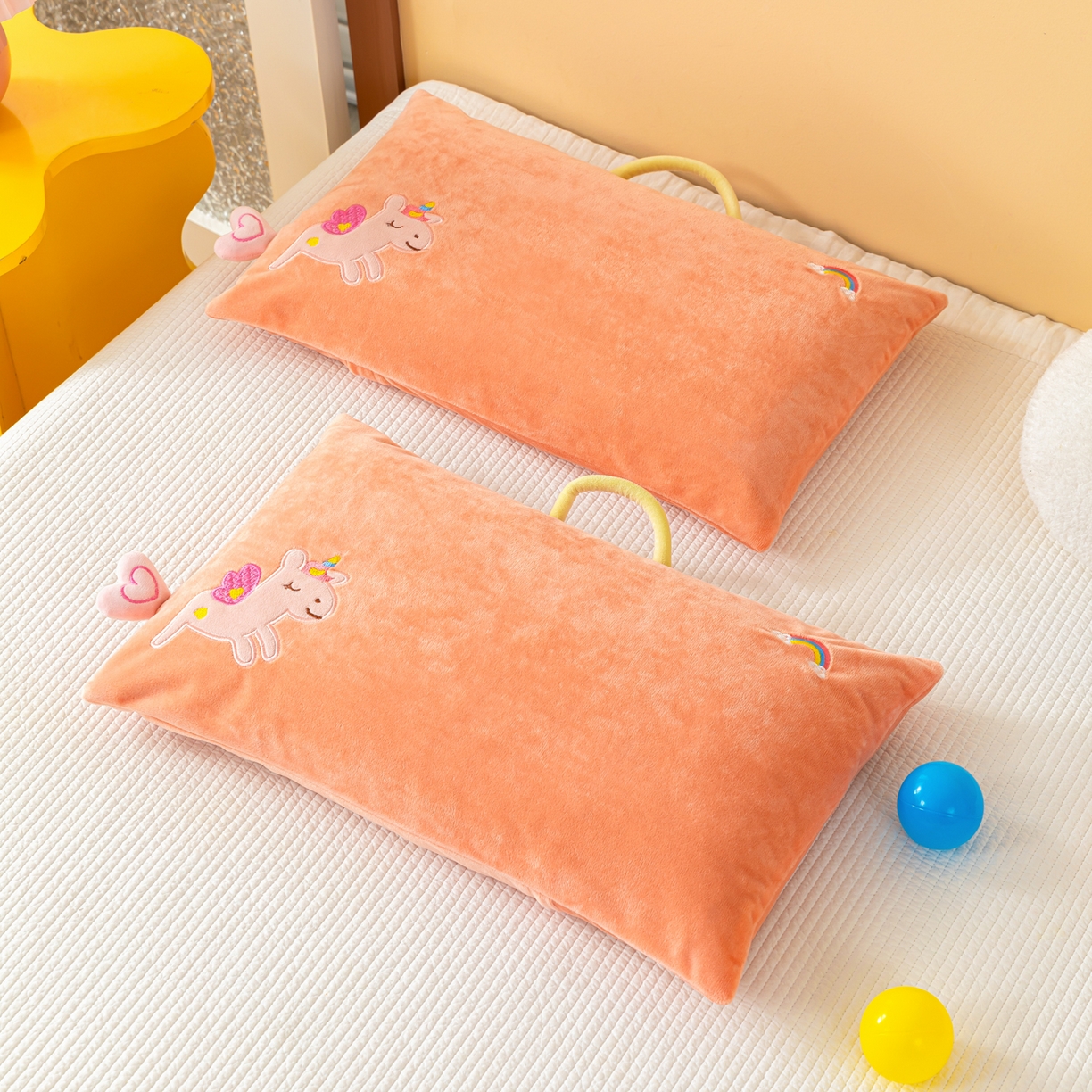 91家纺网 家纺一手货源 找家纺 织布人 2025新款枕芯婴肤绒手提袋卡通儿童枕学生枕开学季宿舍枕头枕芯 婴肤绒手提卡通枕-彩虹马 30x50cm/只