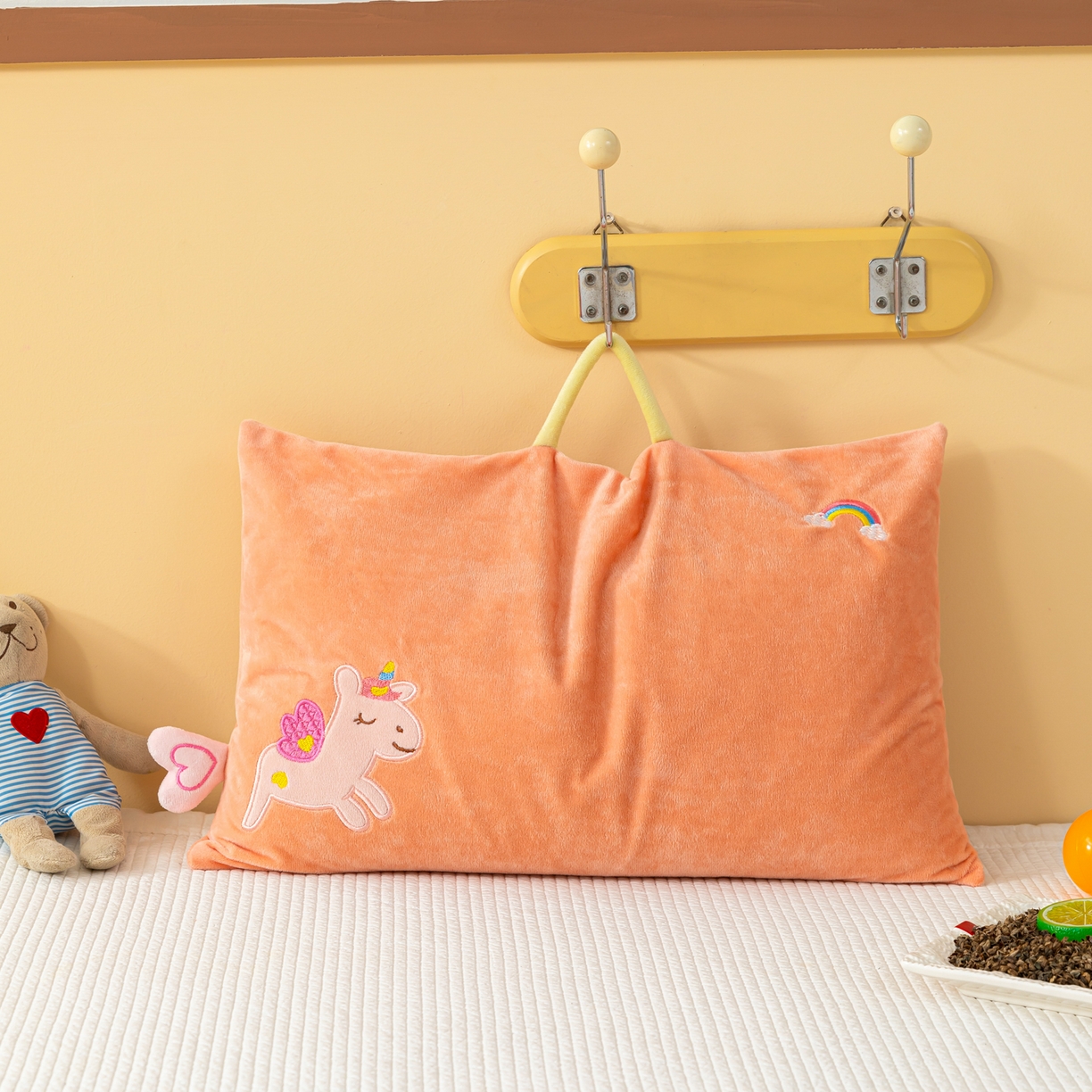 91家纺网 家纺一手货源 找家纺 织布人 2025新款枕芯婴肤绒手提袋卡通儿童枕学生枕开学季宿舍枕头枕芯 婴肤绒手提卡通枕-彩虹马 30x50cm/只