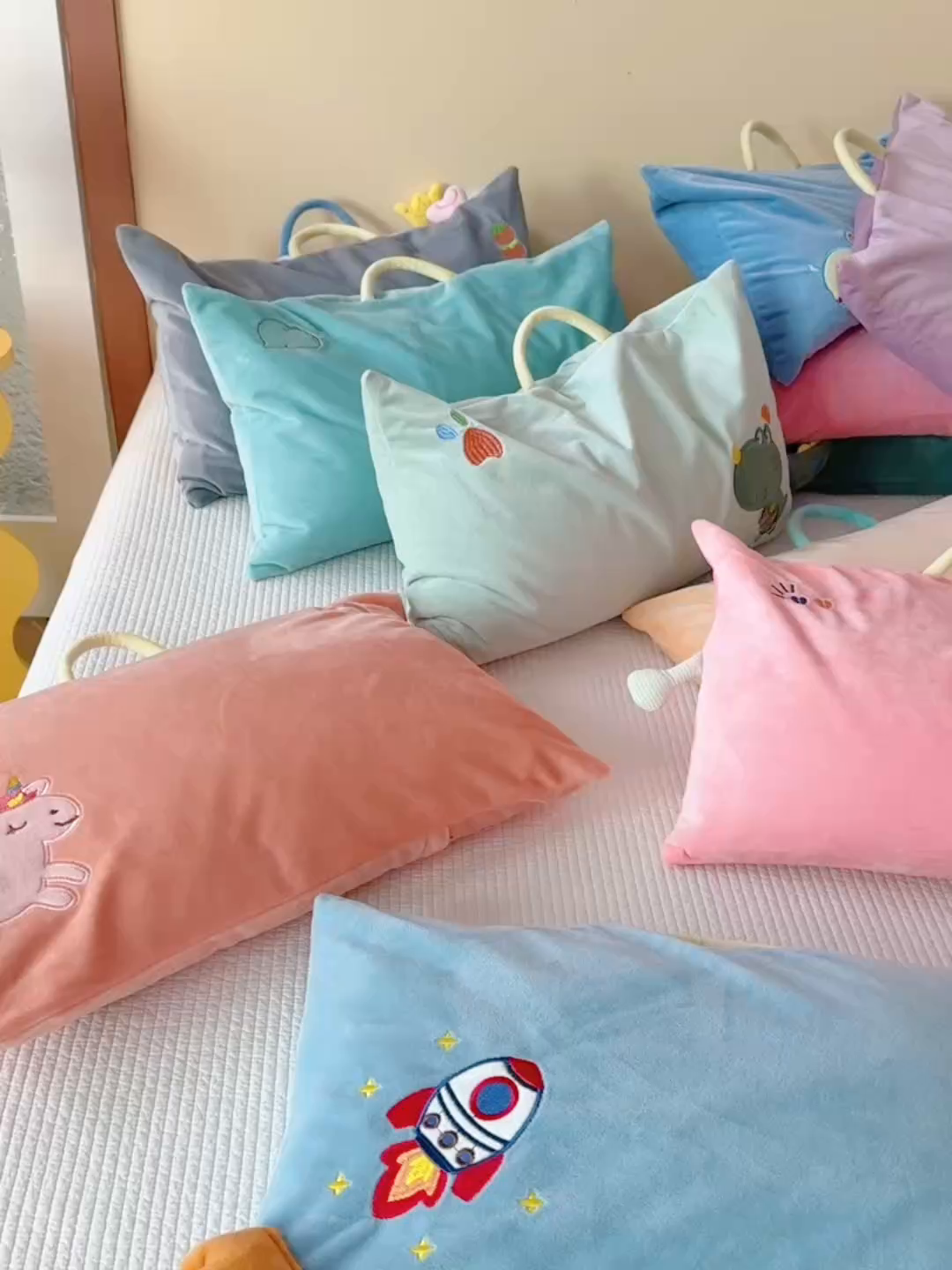 91家纺网 家纺一手货源 找家纺 织布人 2025新款枕芯婴肤绒手提袋卡通儿童枕学生枕开学季宿舍枕头枕芯 婴肤绒手提卡通枕-彩虹马 30x50cm/只