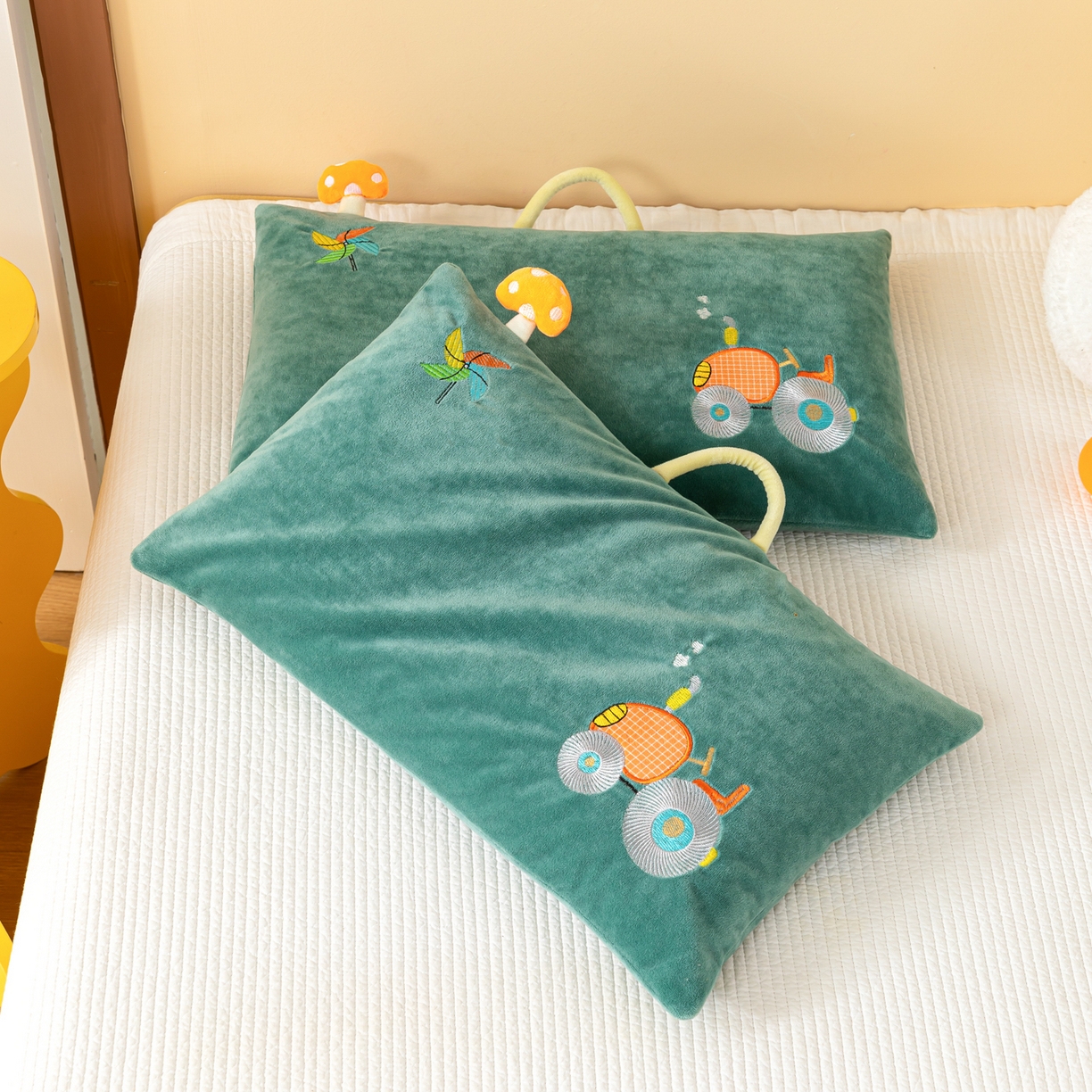 91家纺网 家纺一手货源 找家纺 织布人 2025新款枕芯婴肤绒手提袋卡通儿童枕学生枕开学季宿舍枕头枕芯 婴肤绒手提卡通枕-大轮车 30x50cm/只