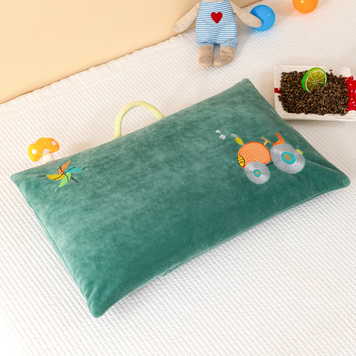 91家纺网 家纺一手货源 找家纺 织布人 2025新款枕芯婴肤绒手提袋卡通儿童枕学生枕开学季宿舍枕头枕芯 婴肤绒手提卡通枕-大轮车 30x50cm/只