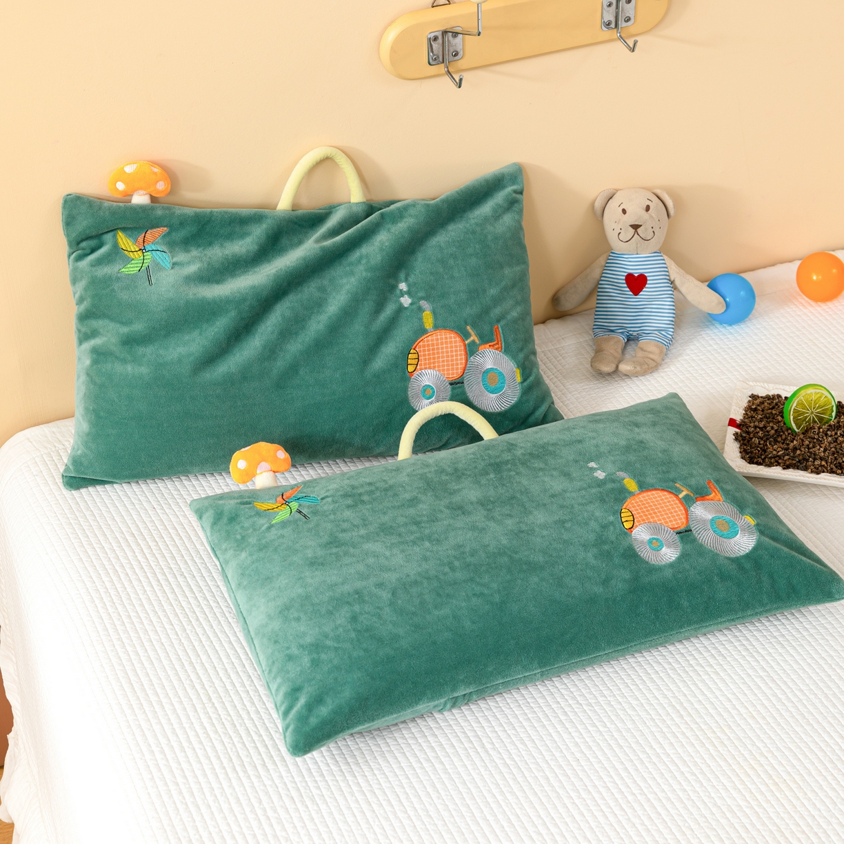 91家纺网 家纺一手货源 找家纺 织布人 2025新款枕芯婴肤绒手提袋卡通儿童枕学生枕开学季宿舍枕头枕芯 婴肤绒手提卡通枕-大轮车 30x50cm/只