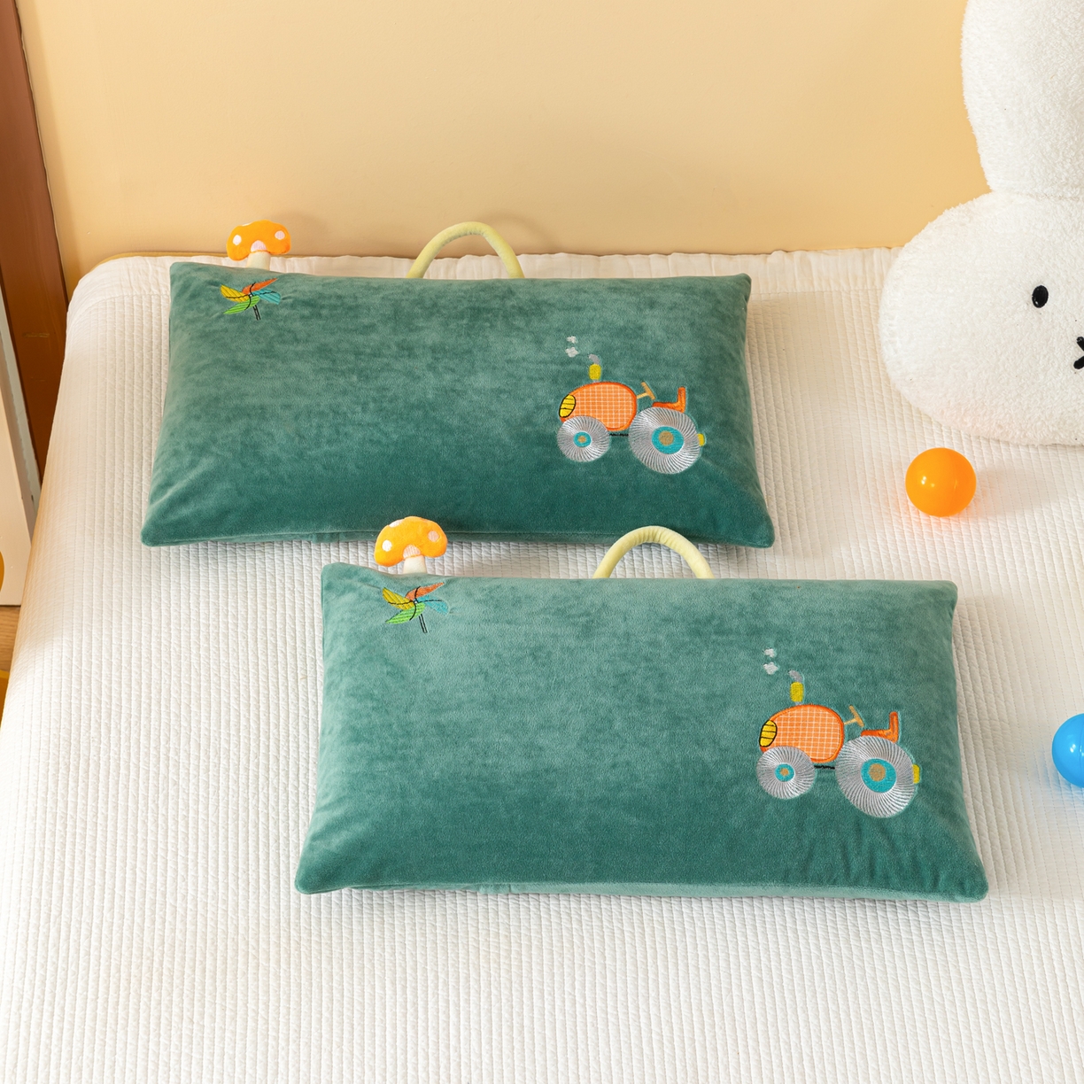 91家纺网 家纺一手货源 找家纺 织布人 2025新款枕芯婴肤绒手提袋卡通儿童枕学生枕开学季宿舍枕头枕芯 婴肤绒手提卡通枕-大轮车 30x50cm/只