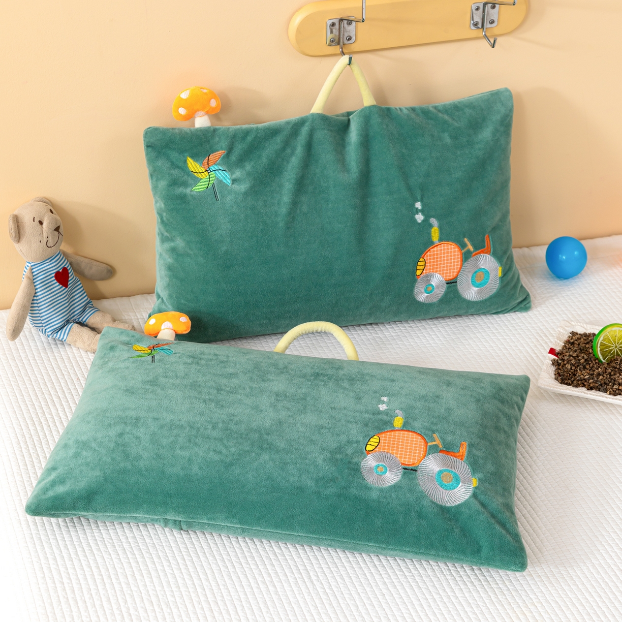 91家纺网 家纺一手货源 找家纺 织布人 2025新款枕芯婴肤绒手提袋卡通儿童枕学生枕开学季宿舍枕头枕芯 婴肤绒手提卡通枕-大轮车 30x50cm/只