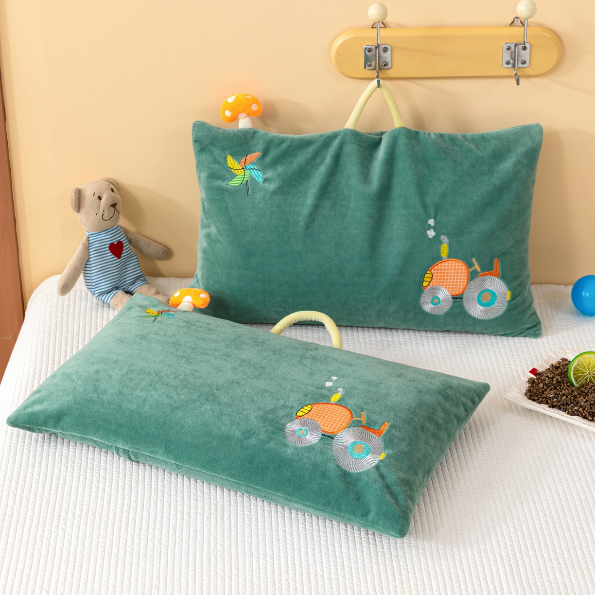 91家纺网 家纺一手货源 找家纺 织布人 2025新款枕芯婴肤绒手提袋卡通儿童枕学生枕开学季宿舍枕头枕芯 婴肤绒手提卡通枕-大轮车 30x50cm/只