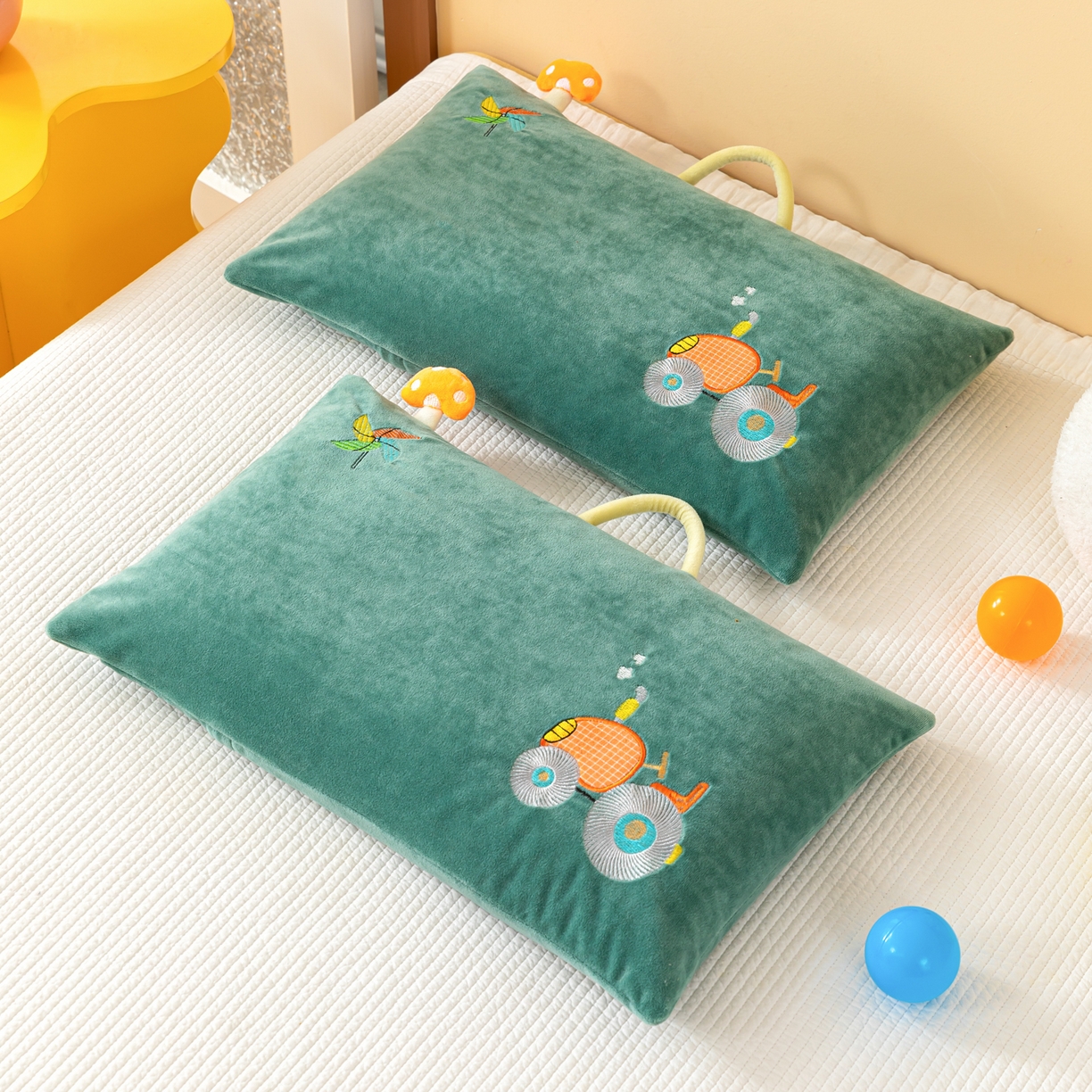 91家纺网 家纺一手货源 找家纺 织布人 2025新款枕芯婴肤绒手提袋卡通儿童枕学生枕开学季宿舍枕头枕芯 婴肤绒手提卡通枕-大轮车 30x50cm/只