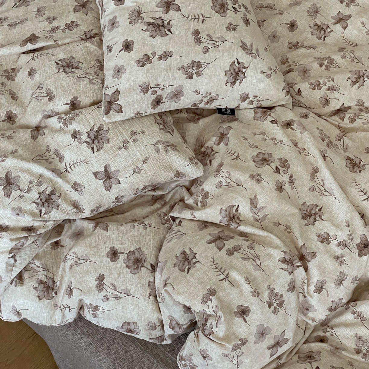 91家纺网 家纺一手货源 找家纺 梦纤绒 2025秋冬新款A类高克重亚麻复古诧季风原麻系列四件套 墨色花语