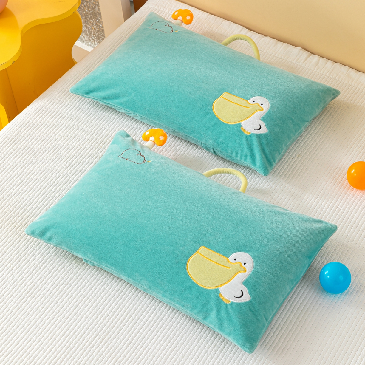 91家纺网 家纺一手货源 找家纺 织布人 2025新款枕芯婴肤绒手提袋卡通儿童枕学生枕开学季宿舍枕头枕芯 婴肤绒手提卡通枕-大嘴鸭 30x50cm/只