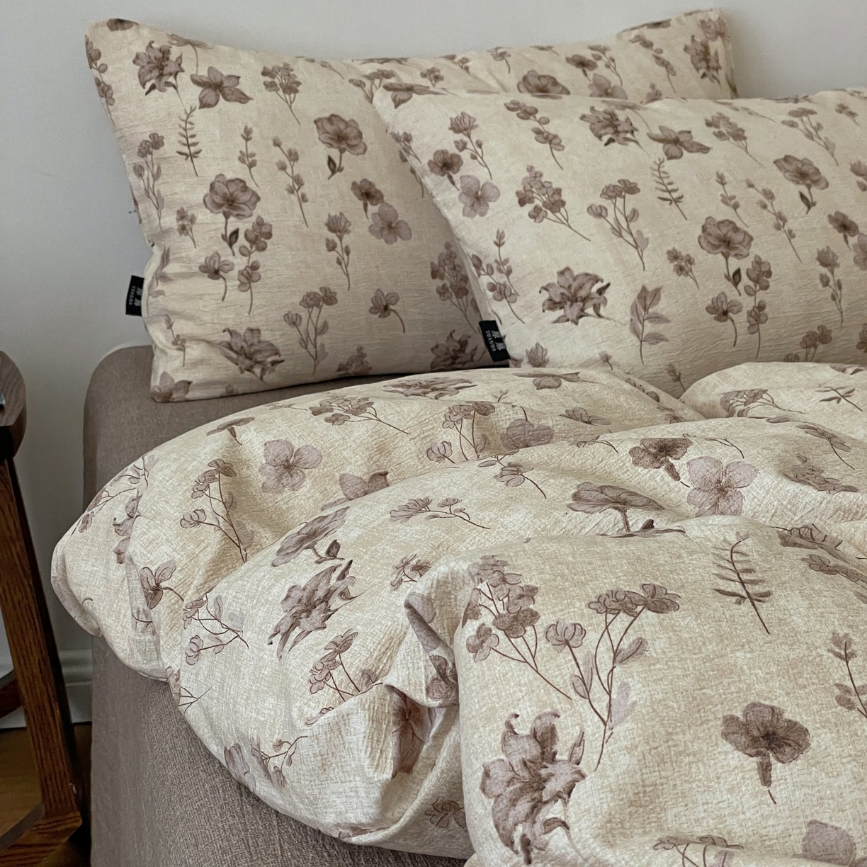 91家纺网 家纺一手货源 找家纺 梦纤绒 2025秋冬新款A类高克重亚麻复古诧季风原麻系列四件套 墨色花语