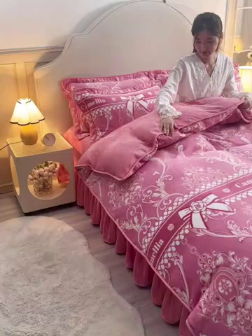 91家纺网 家纺一手货源 找家纺 羽梦2025新款8.5斤牛奶法莱绒金貂法兰绒四件套直播爆款爱丽丝