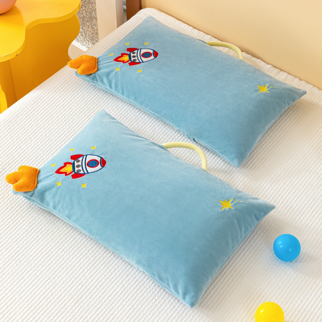 91家纺网 家纺一手货源 找家纺 织布人 2025新款枕芯婴肤绒手提袋卡通儿童枕学生枕开学季宿舍枕头枕芯 婴肤绒手提卡通枕-火箭升空 30x50cm/只