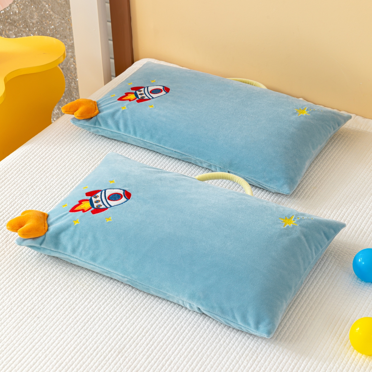 91家纺网 家纺一手货源 找家纺 织布人 2025新款枕芯婴肤绒手提袋卡通儿童枕学生枕开学季宿舍枕头枕芯 婴肤绒手提卡通枕-火箭升空 30x50cm/只