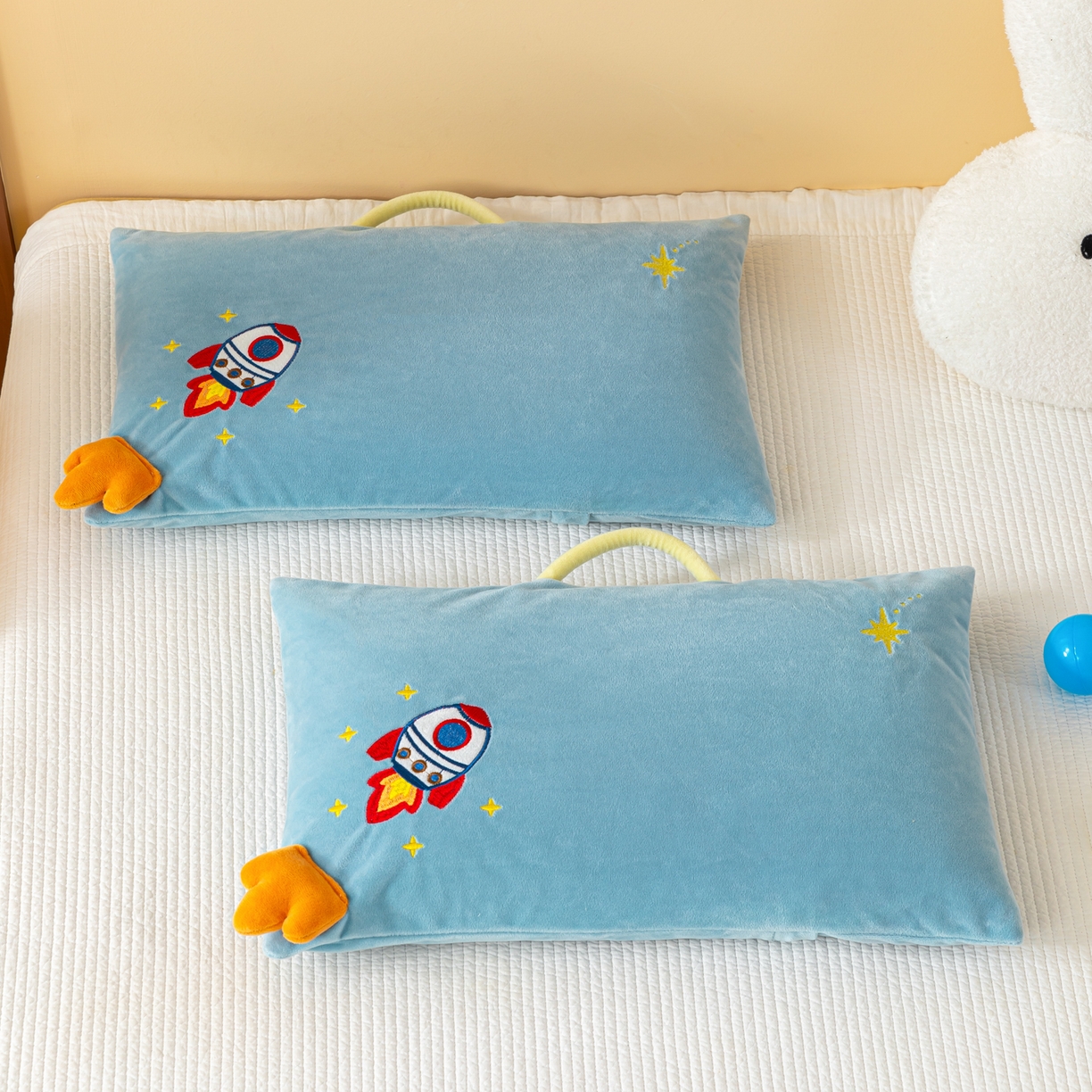 91家纺网 家纺一手货源 找家纺 织布人 2025新款枕芯婴肤绒手提袋卡通儿童枕学生枕开学季宿舍枕头枕芯 婴肤绒手提卡通枕-火箭升空 30x50cm/只