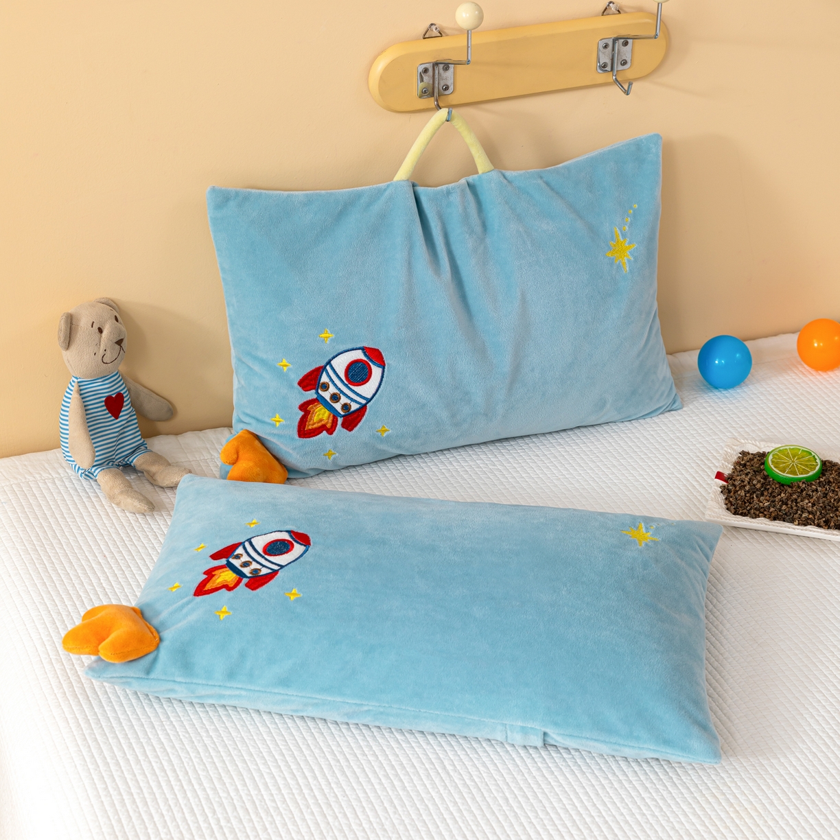 91家纺网 家纺一手货源 找家纺 织布人 2025新款枕芯婴肤绒手提袋卡通儿童枕学生枕开学季宿舍枕头枕芯 婴肤绒手提卡通枕-火箭升空 30x50cm/只