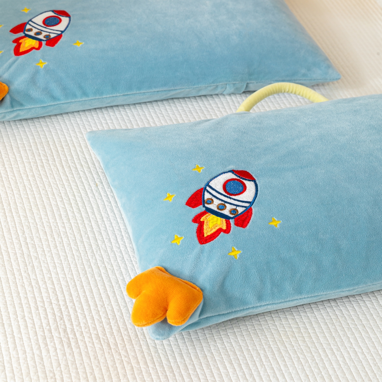 91家纺网 家纺一手货源 找家纺 织布人 2025新款枕芯婴肤绒手提袋卡通儿童枕学生枕开学季宿舍枕头枕芯 婴肤绒手提卡通枕-火箭升空 30x50cm/只