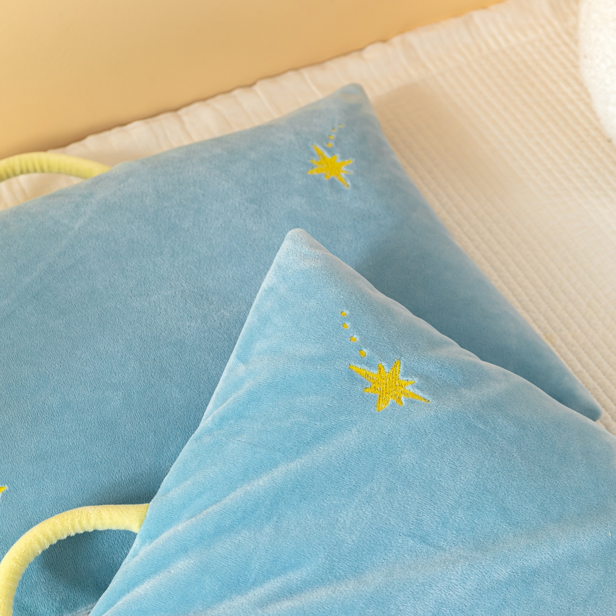 91家纺网 家纺一手货源 找家纺 织布人 2025新款枕芯婴肤绒手提袋卡通儿童枕学生枕开学季宿舍枕头枕芯 婴肤绒手提卡通枕-火箭升空 30x50cm/只