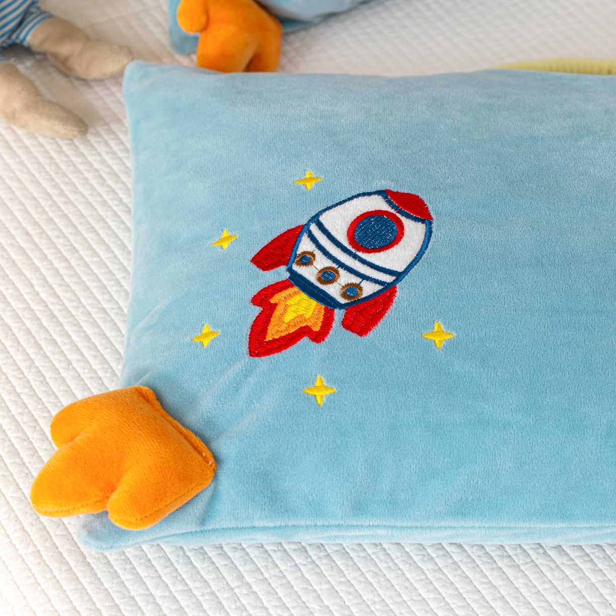 91家纺网 家纺一手货源 找家纺 织布人 2025新款枕芯婴肤绒手提袋卡通儿童枕学生枕开学季宿舍枕头枕芯 婴肤绒手提卡通枕-火箭升空 30x50cm/只