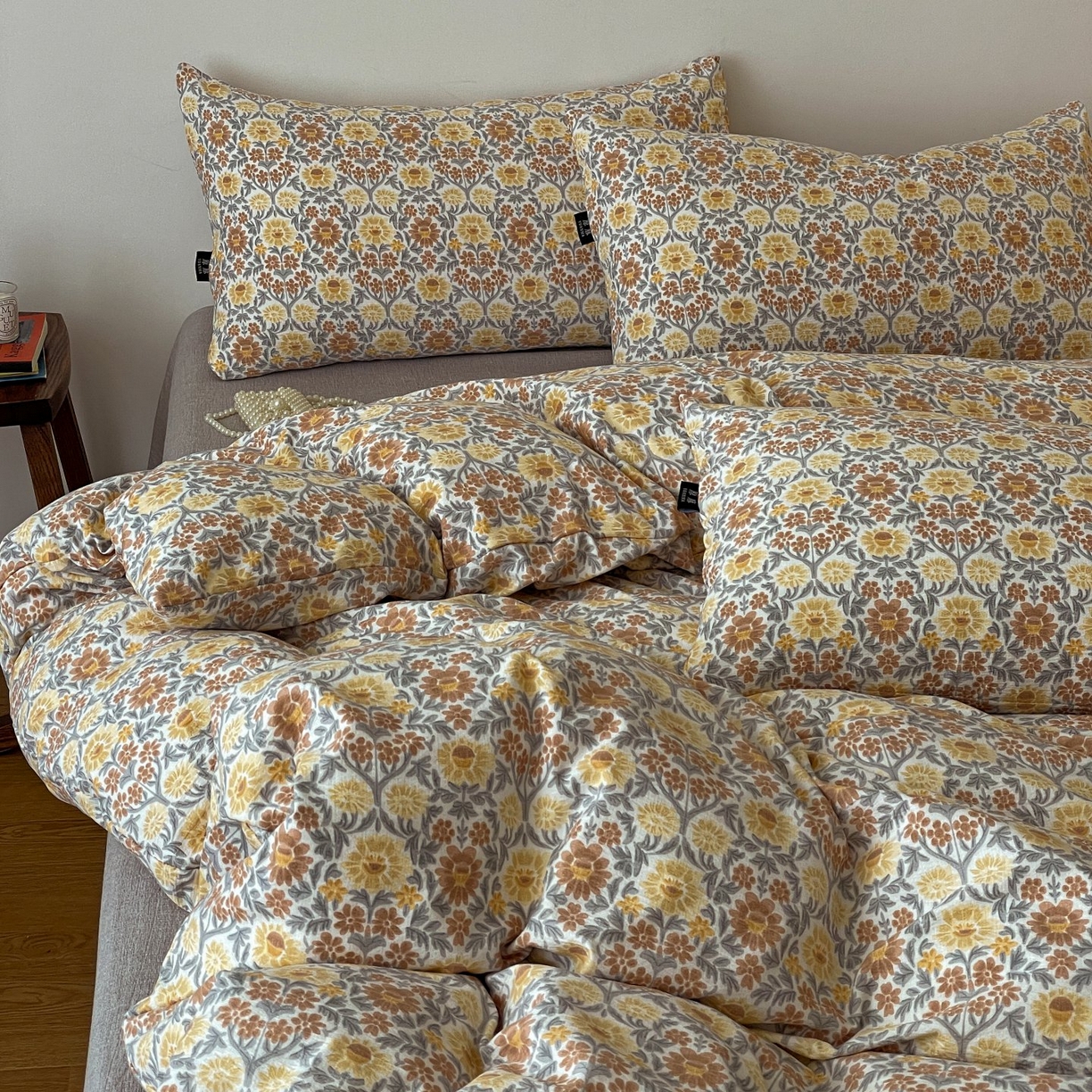 91家纺网 家纺一手货源 找家纺 梦纤绒 2025秋冬新款A类高克重亚麻复古诧季风原麻系列四件套 木槿花咖