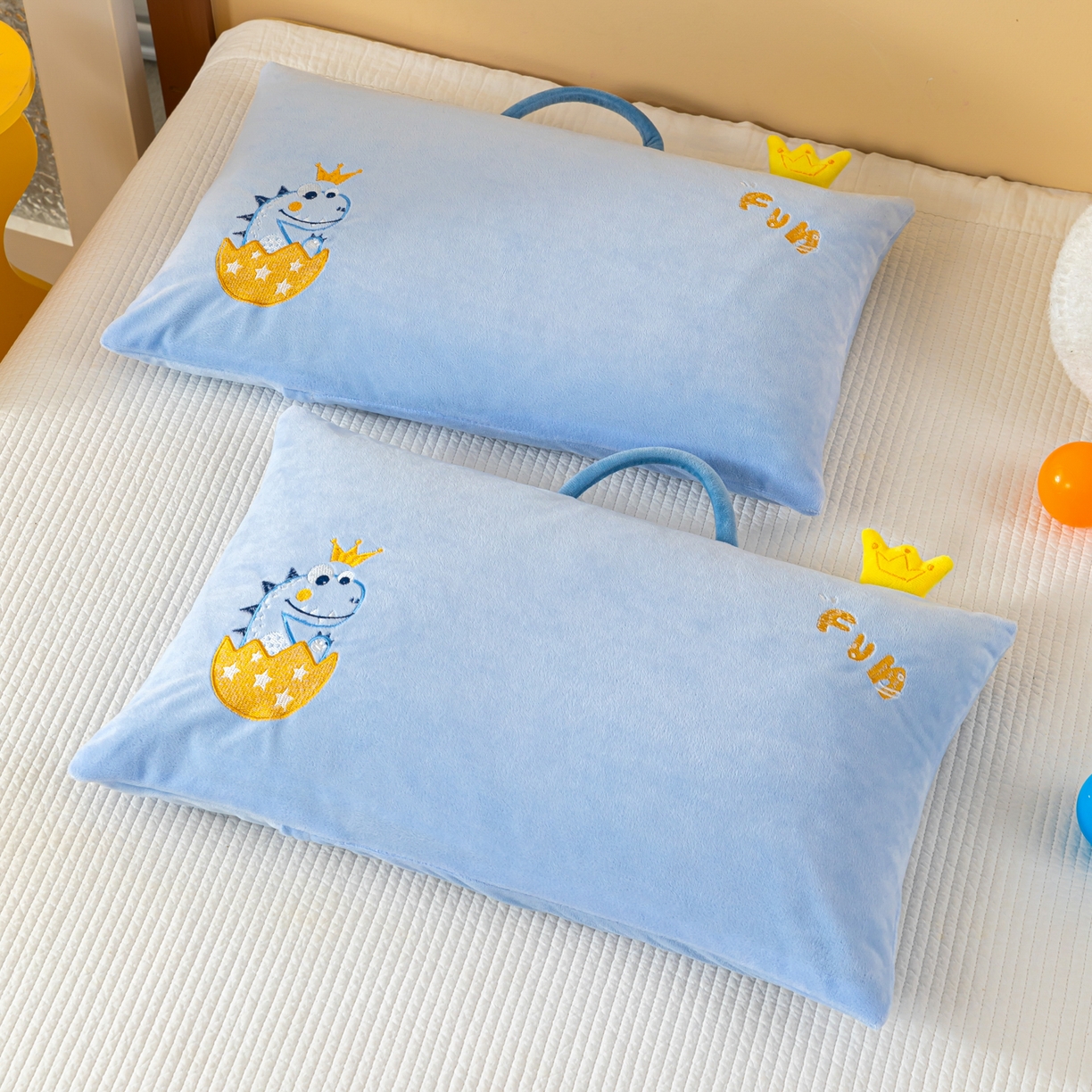 织布人 2025新款枕芯婴肤绒手提袋卡通儿童枕学生枕开学季宿舍枕头枕芯 婴肤绒手提卡通枕-恐龙蛋 30x50cm/只