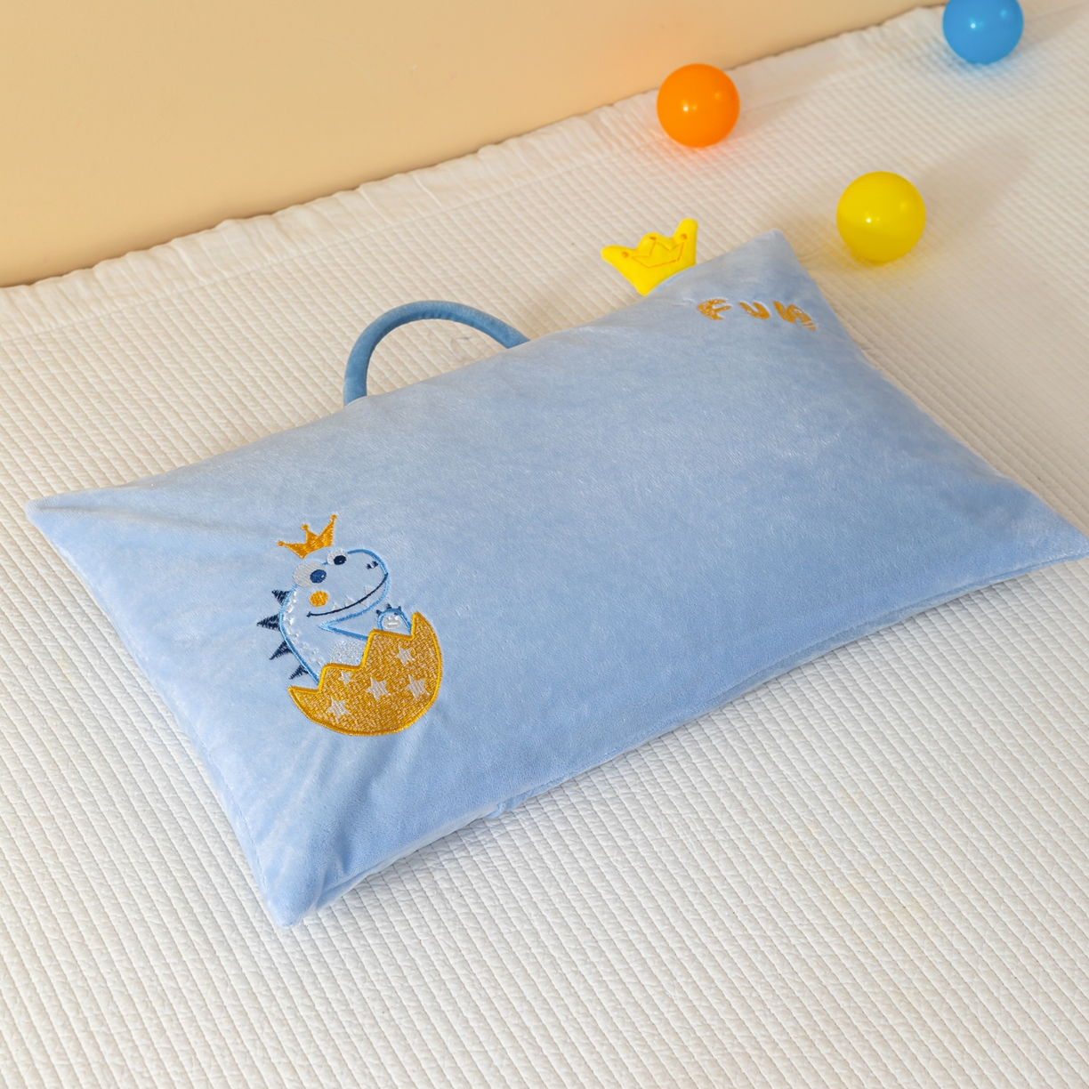 91家纺网 家纺一手货源 找家纺 织布人 2025新款枕芯婴肤绒手提袋卡通儿童枕学生枕开学季宿舍枕头枕芯 婴肤绒手提卡通枕-恐龙蛋 30x50cm/只