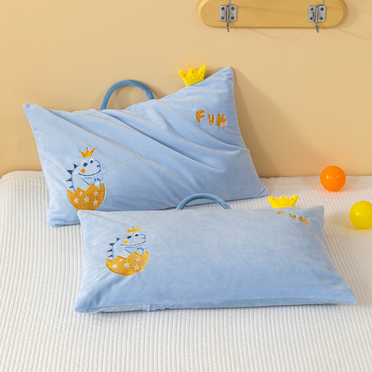 91家纺网 家纺一手货源 找家纺 织布人 2025新款枕芯婴肤绒手提袋卡通儿童枕学生枕开学季宿舍枕头枕芯 婴肤绒手提卡通枕-恐龙蛋 30x50cm/只