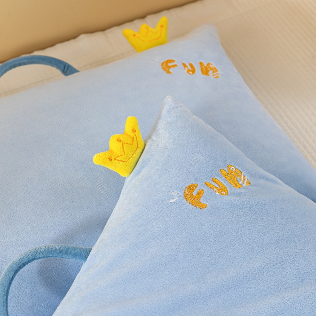 91家纺网 家纺一手货源 找家纺 织布人 2025新款枕芯婴肤绒手提袋卡通儿童枕学生枕开学季宿舍枕头枕芯 婴肤绒手提卡通枕-恐龙蛋 30x50cm/只