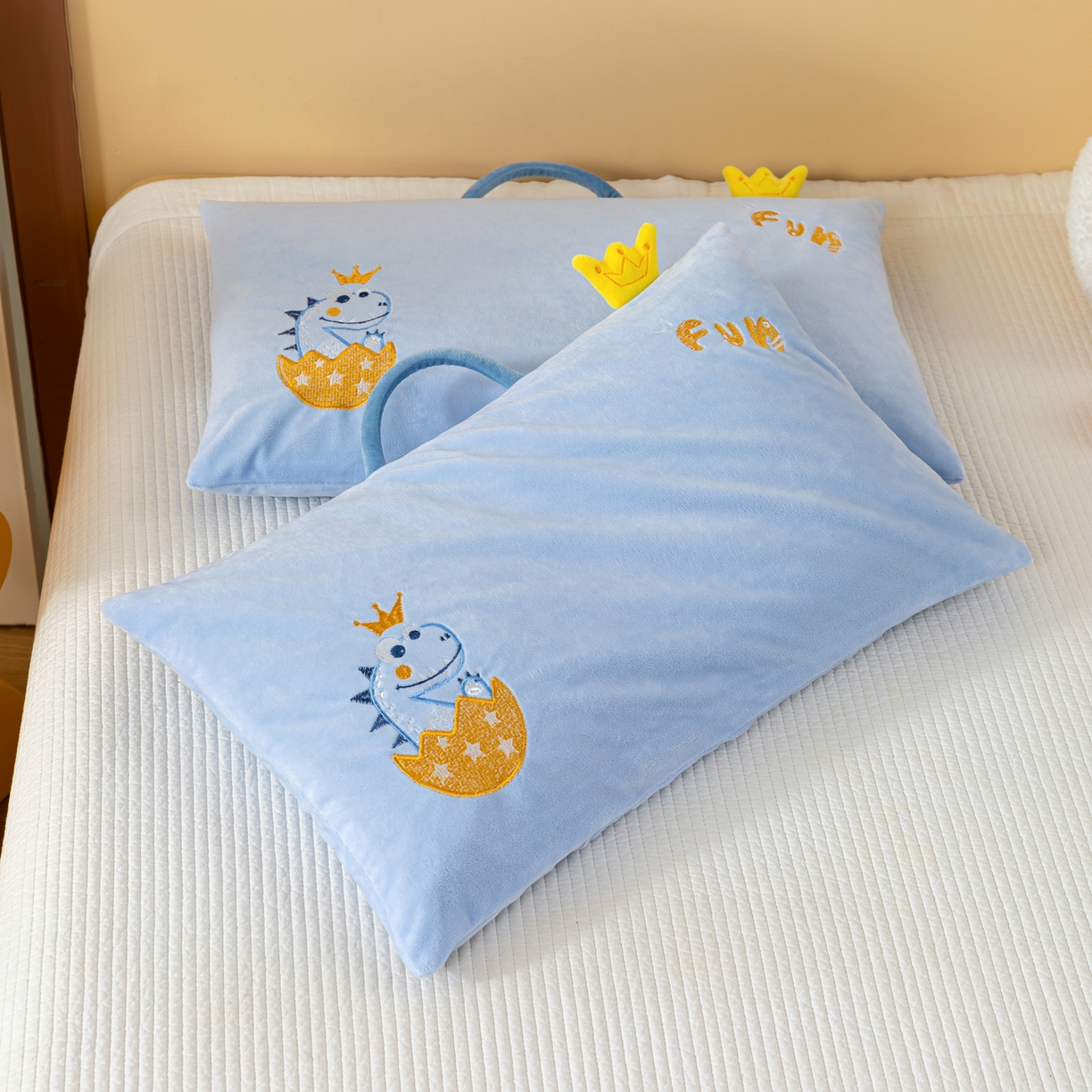 91家纺网 家纺一手货源 找家纺 织布人 2025新款枕芯婴肤绒手提袋卡通儿童枕学生枕开学季宿舍枕头枕芯 婴肤绒手提卡通枕-恐龙蛋 30x50cm/只