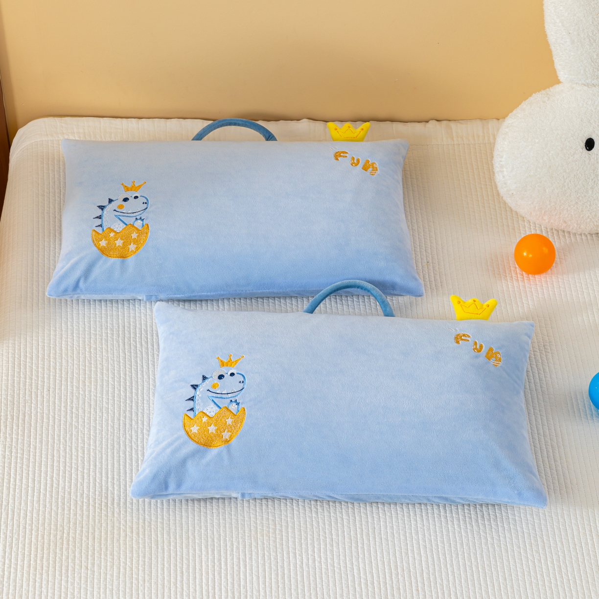 91家纺网 家纺一手货源 找家纺 织布人 2025新款枕芯婴肤绒手提袋卡通儿童枕学生枕开学季宿舍枕头枕芯 婴肤绒手提卡通枕-恐龙蛋 30x50cm/只