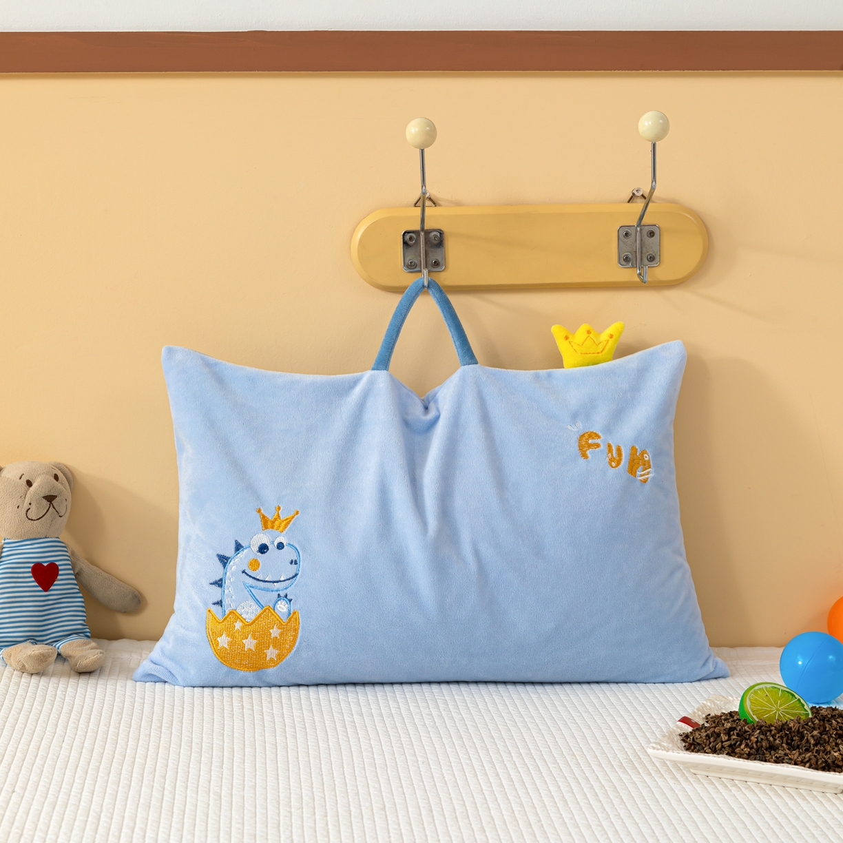 91家纺网 家纺一手货源 找家纺 织布人 2025新款枕芯婴肤绒手提袋卡通儿童枕学生枕开学季宿舍枕头枕芯 婴肤绒手提卡通枕-恐龙蛋 30x50cm/只