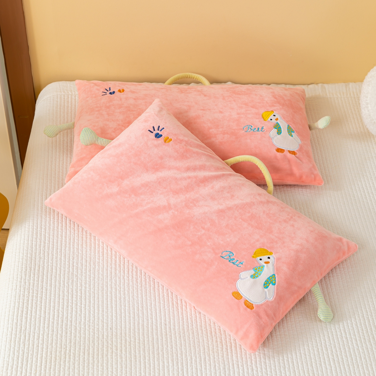 91家纺网 家纺一手货源 找家纺 织布人 2025新款枕芯婴肤绒手提袋卡通儿童枕学生枕开学季宿舍枕头枕芯 婴肤绒手提卡通枕-你好鸭 30x50cm/只