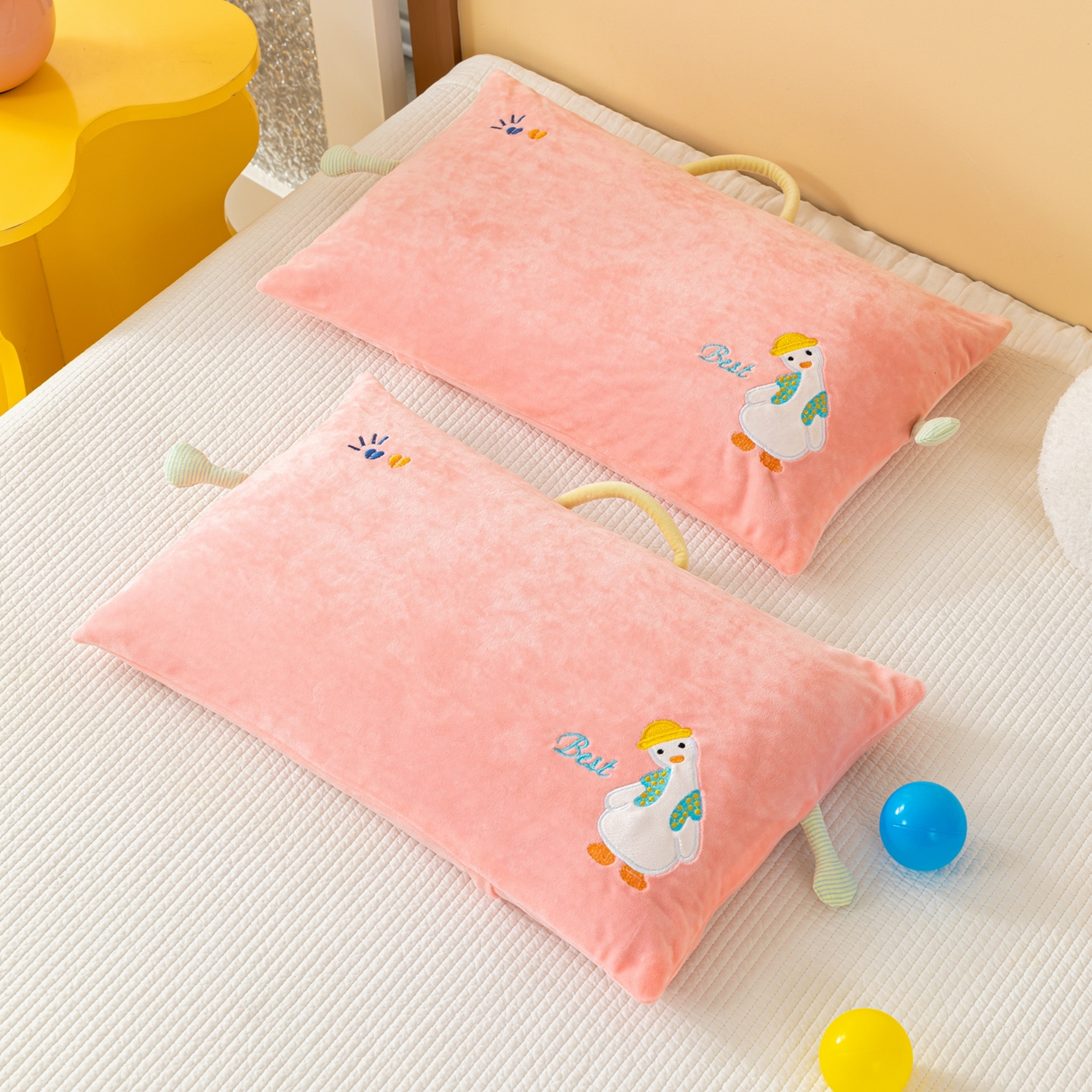 91家纺网 家纺一手货源 找家纺 织布人 2025新款枕芯婴肤绒手提袋卡通儿童枕学生枕开学季宿舍枕头枕芯 婴肤绒手提卡通枕-你好鸭 30x50cm/只