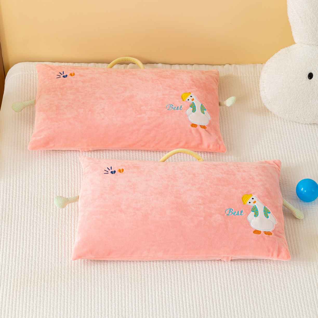 91家纺网 家纺一手货源 找家纺 织布人 2025新款枕芯婴肤绒手提袋卡通儿童枕学生枕开学季宿舍枕头枕芯 婴肤绒手提卡通枕-你好鸭 30x50cm/只