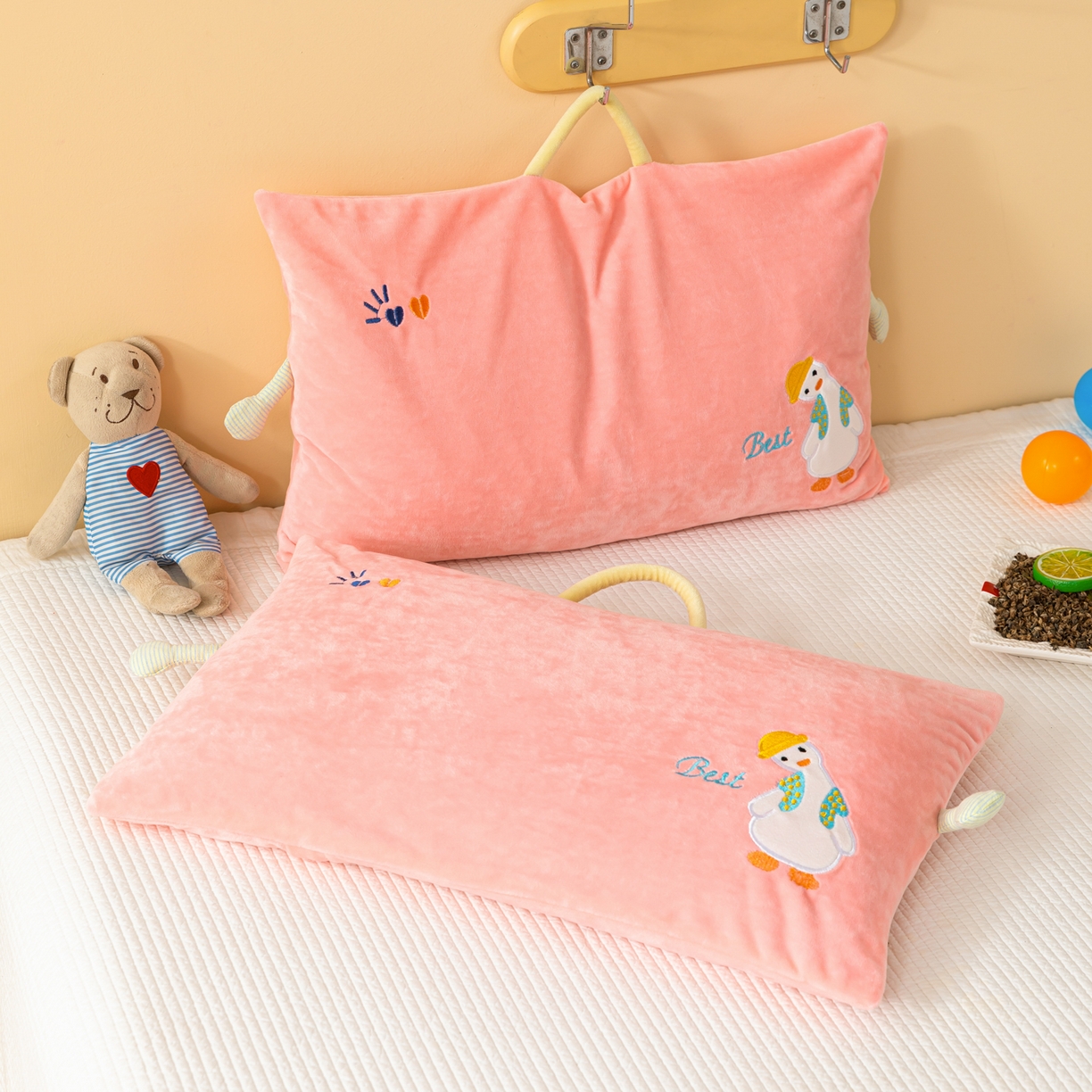 91家纺网 家纺一手货源 找家纺 织布人 2025新款枕芯婴肤绒手提袋卡通儿童枕学生枕开学季宿舍枕头枕芯 婴肤绒手提卡通枕-你好鸭 30x50cm/只