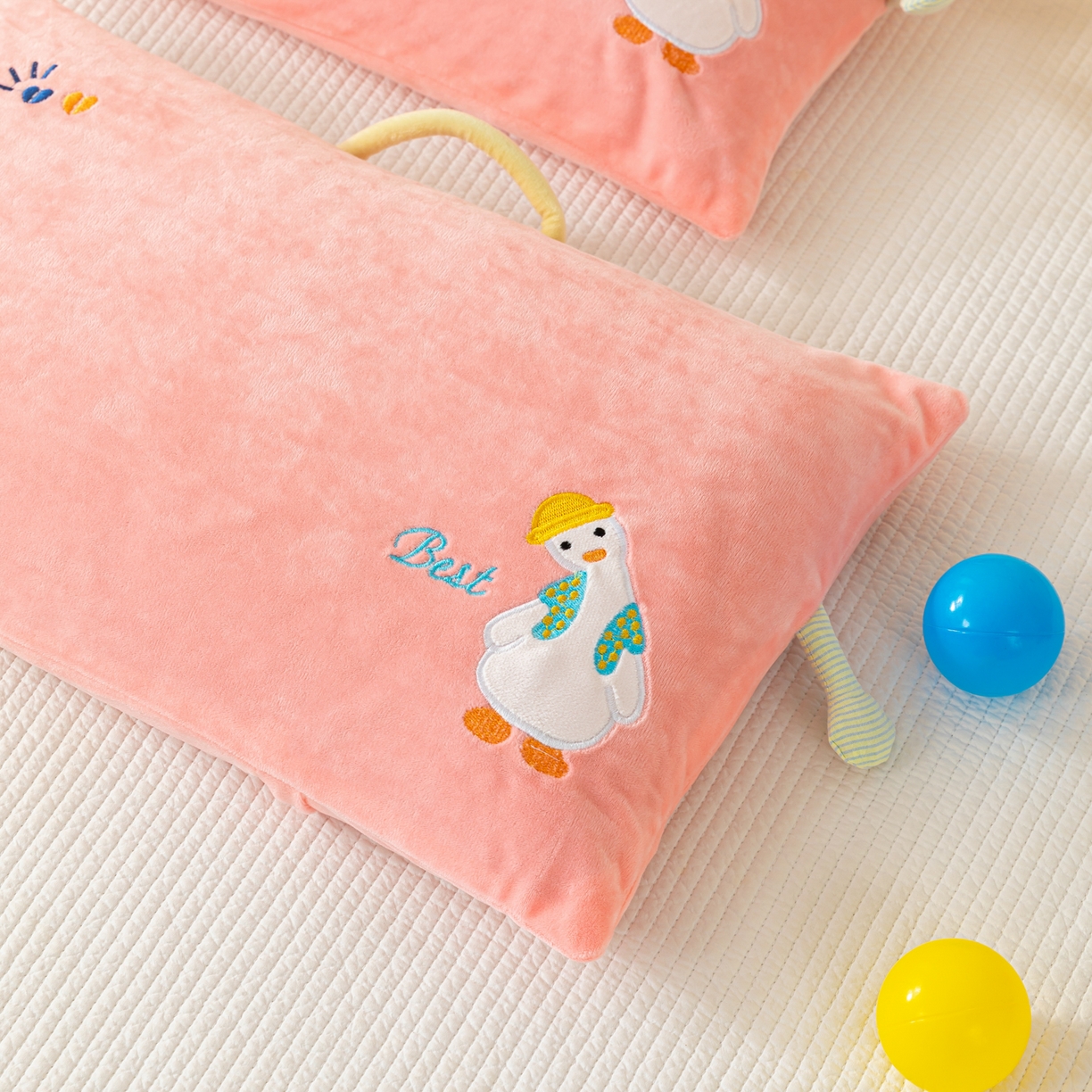 91家纺网 家纺一手货源 找家纺 织布人 2025新款枕芯婴肤绒手提袋卡通儿童枕学生枕开学季宿舍枕头枕芯 婴肤绒手提卡通枕-你好鸭 30x50cm/只