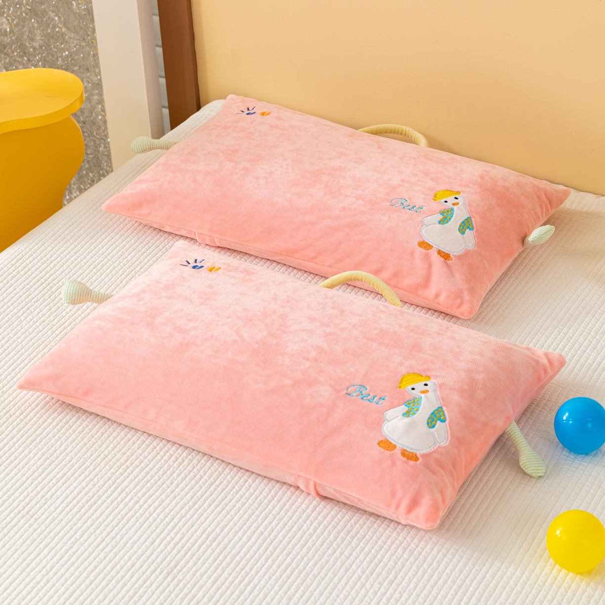 91家纺网 家纺一手货源 找家纺 织布人 2025新款枕芯婴肤绒手提袋卡通儿童枕学生枕开学季宿舍枕头枕芯 婴肤绒手提卡通枕-你好鸭 30x50cm/只